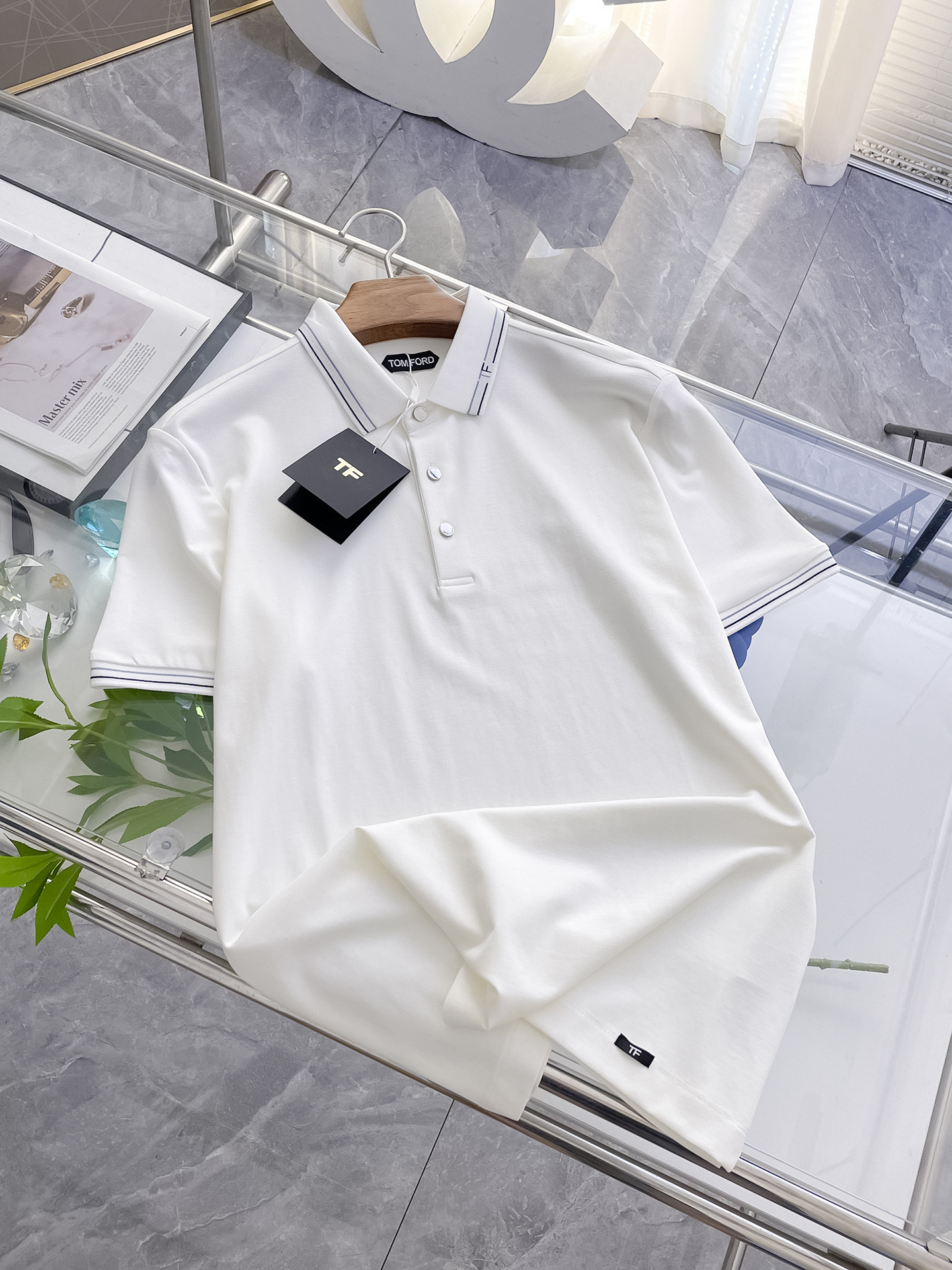 NO:159058,TF high-end goods business, white-collar workers, must-have items for individuals in the unit!  Casual business lapel short sleeves, technological fabric, great body feel, smooth texture and great texture!  Good elasticity, no sense of restraint, the fabric has its own breathable mesh, moisture absorption and sweating, quick drying and keeping it dry, small lapel placket-breasted design, showing a straight posture, not soft pedal, simple style, can be used for business and leisure, highly recommended!  Simple, generous, clean and neat, elegant and gentlemanly. The key is the fabric, the key is to quality control, the feel is extremely delicate and smooth, the fabric has a good gloss and upper body skeleton feel, so you can greet mature and quality men's clothing!  Sweat in summer and dry in seconds, a brand new experience. Business commuting and leisure. M-4XL is worn at a maximum of 210 kilograms. Please place an order and report your height and weight!  ,,tom ford,T-shirt,alexander wang19860909TF高端货商务 白领 单位人士必入单品！ 休闲商务翻领短袖,科技面料,体感非常棒,手感顺滑质感很棒！弹性好,无任何束缚感,面料自带透气网孔,吸湿排汗,速干保持干爽,小翻领门襟排扣设计,展露挺拔姿态,不软踏,简约款式,商务休闲都可驾驭,强烈推荐！简单大方干净利落,儒雅绅士风度.高级材质,重点就是面料上,品控的必上,手感极其细腻光滑,面料光泽感和上身骨架感好,打招成熟品质男装！夏天出汗秒干,全新体验 商务通勤休闲 M-4XL最大穿210斤,下单报身高体重！,,tom ford,T-shirt,alexander wang,Men's clothing