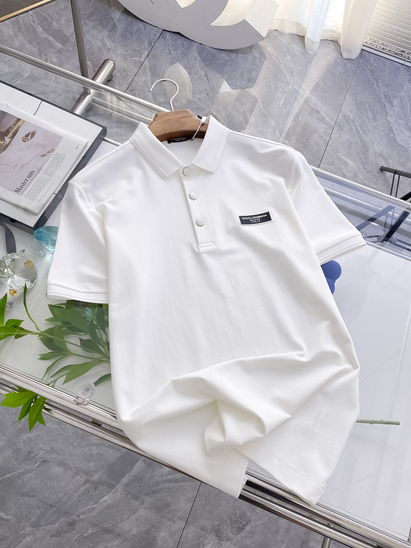 NO:159061,DG high-end goods business, white-collar workers, must-have items for individuals in the unit!  Casual business lapel short sleeves, technological fabric, great body feel, smooth texture and great texture!  Good elasticity, no sense of restraint, the fabric has its own breathable mesh, moisture absorption and sweating, quick drying and keeping it dry, small lapel placket-breasted design, showing a straight posture, not soft pedal, simple style, can be used for business and leisure, highly recommended!  Simple, generous, clean and neat, elegant and gentlemanly. The key is the fabric, the key is to quality control, the feel is extremely delicate and smooth, the fabric has a good gloss and upper body skeleton feel, so you can greet mature and quality men's clothing!  Sweat in summer and dry in seconds, a brand new experience. Business commuting and leisure. M-4XL is worn at a maximum of 210 kilograms. Please place an order and report your height and weight!  ,Dolce & Gabbana,T-shirt,alexander wang19860909DG高端货商务 白领 单位人士必入单品！ 休闲商务翻领短袖,科技面料,体感非常棒,手感顺滑质感很棒！弹性好,无任何束缚感,面料自带透气网孔,吸湿排汗,速干保持干爽,小翻领门襟排扣设计,展露挺拔姿态,不软踏,简约款式,商务休闲都可驾驭,强烈推荐！简单大方干净利落,儒雅绅士风度.高级材质,重点就是面料上,品控的必上,手感极其细腻光滑,面料光泽感和上身骨架感好,打招成熟品质男装！夏天出汗秒干,全新体验 商务通勤休闲 M-4XL最大穿210斤,下单报身高体重！,,Dolce&Gabbana,T-shirt,alexander wang,Men's clothing