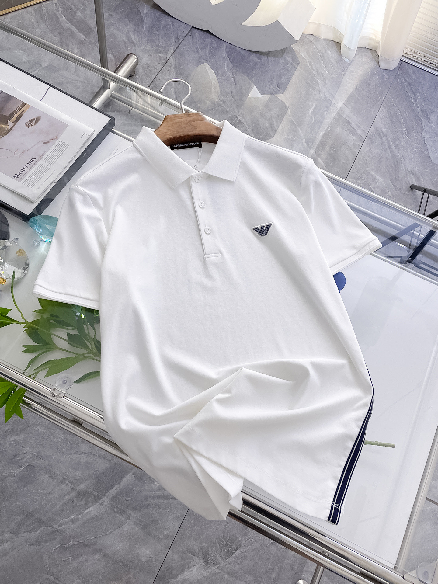 NO:159063,Armani high-end goods business, white-collar workers, must-have items for individuals in the unit!  Casual business lapel short sleeves, technological fabric, great body feel, smooth texture and great texture!  Good elasticity, no sense of restraint, the fabric has its own breathable mesh, moisture absorption and sweating, quick drying and keeping it dry, small lapel placket-breasted design, showing a straight posture, not soft pedal, simple style, can be used for business and leisure, highly recommended!  Simple, generous, clean and neat, elegant and gentlemanly. The key is the fabric, the key is to quality control, the feel is extremely delicate and smooth, the fabric has a good gloss and upper body skeleton feel, so you can greet mature and quality men's clothing!  Sweat in summer and dry in seconds, a brand new experience. Business commuting and leisure. M-4XL is worn at a maximum of 210 kilograms. Please place an order and report your height and weight!  ,armani,T-shirt,alexander wang19860909阿玛尼高端货商务 白领 单位人士必入单品！ 休闲商务翻领短袖,科技面料,体感非常棒,手感顺滑质感很棒！弹性好,无任何束缚感,面料自带透气网孔,吸湿排汗,速干保持干爽,小翻领门襟排扣设计,展露挺拔姿态,不软踏,简约款式,商务休闲都可驾驭,强烈推荐！简单大方干净利落,儒雅绅士风度.高级材质,重点就是面料上,品控的必上,手感极其细腻光滑,面料光泽感和上身骨架感好,打招成熟品质男装！夏天出汗秒干,全新体验 商务通勤休闲 M-4XL最大穿210斤,下单报身高体重！,,armani,T-shirt,alexander wang,Men's clothing