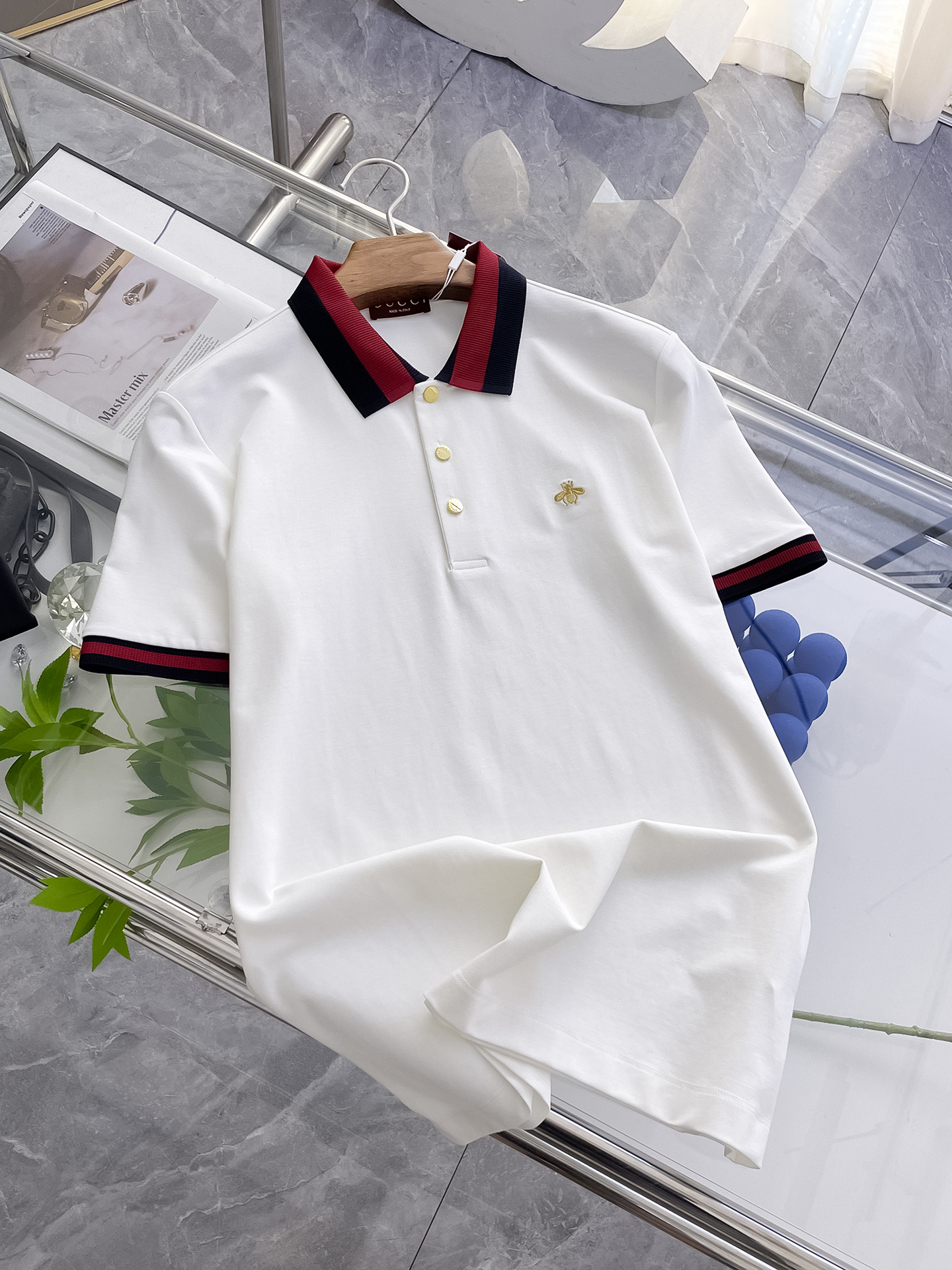 NO:159065,Guqi high-end goods business, white-collar workers, must-have items for individuals in the unit!  Casual business lapel short sleeves, technological fabric, great body feel, smooth texture and great texture!  Good elasticity, no sense of restraint, the fabric has its own breathable mesh, moisture absorption and sweating, quick drying and keeping it dry, small lapel placket-breasted design, showing a straight posture, not soft pedal, simple style, can be used for business and leisure, highly recommended!  Simple, generous, clean and neat, elegant and gentlemanly. The key is the fabric, the key is to quality control, the feel is extremely delicate and smooth, the fabric has a good gloss and upper body skeleton feel, so you can greet mature and quality men's clothing!  Sweat in summer and dry in seconds, a brand new experience. Business commuting and leisure. M-4XL is worn at a maximum of 210 kilograms. Please place an order and report your height and weight!  ,T-shirt,alexander wang19860909古奇高端货商务 白领 单位人士必入单品！ 休闲商务翻领短袖,科技面料,体感非常棒,手感顺滑质感很棒！弹性好,无任何束缚感,面料自带透气网孔,吸湿排汗,速干保持干爽,小翻领门襟排扣设计,展露挺拔姿态,不软踏,简约款式,商务休闲都可驾驭,强烈推荐！简单大方干净利落,儒雅绅士风度.高级材质,重点就是面料上,品控的必上,手感极其细腻光滑,面料光泽感和上身骨架感好,打招成熟品质男装！夏天出汗秒干,全新体验 商务通勤休闲 M-4XL最大穿210斤,下单报身高体重！,,T-shirt,alexander wang,Men's clothing