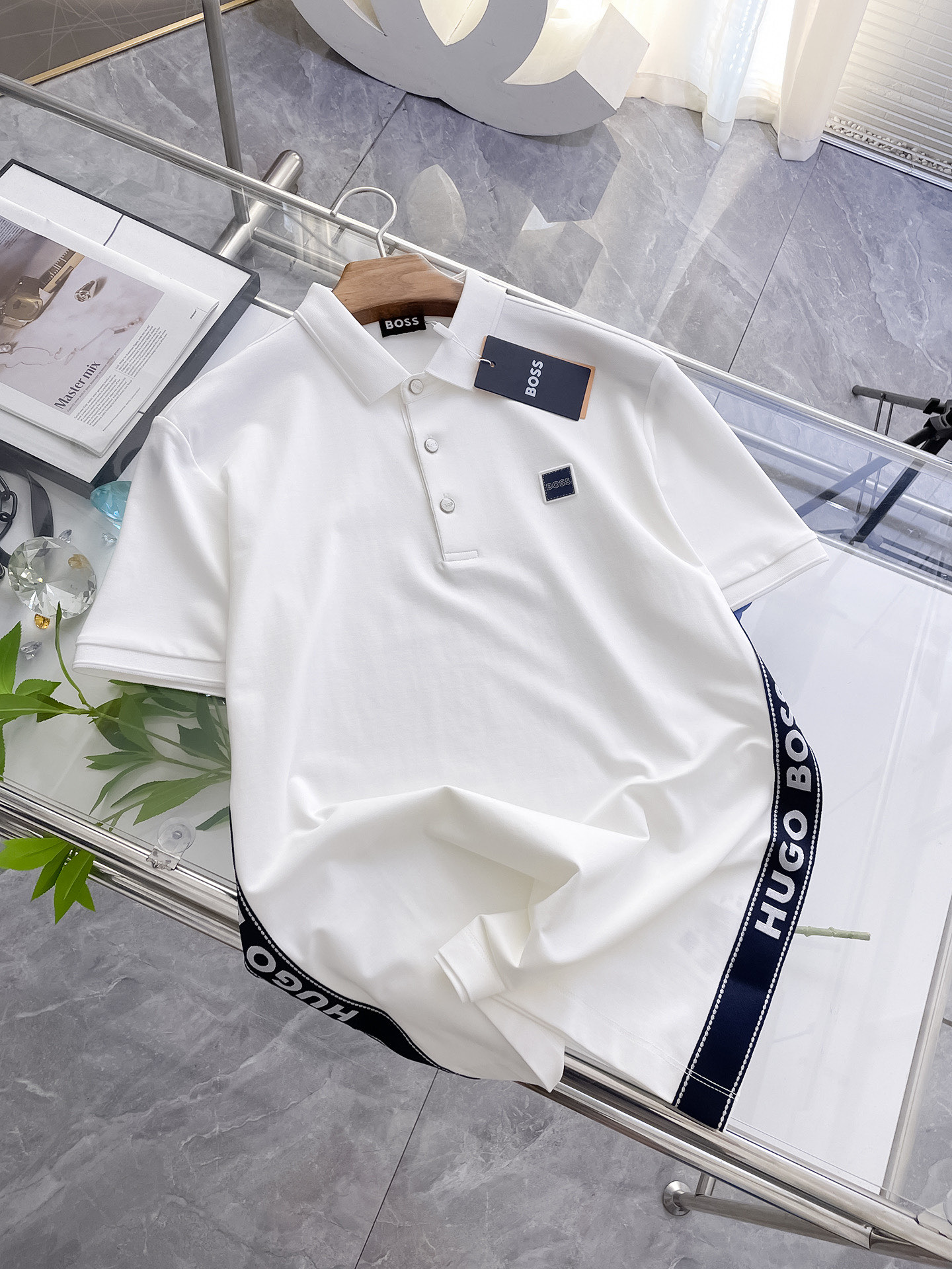 NO:159067,BOSS high-end goods business, white-collar workers, must-have items for individuals in the unit!  Casual business lapel short sleeves, technological fabric, great body feel, smooth texture and great texture!  Good elasticity, no sense of restraint, the fabric has its own breathable mesh, moisture absorption and sweating, quick drying and keeping it dry, small lapel placket-breasted design, showing a straight posture, not soft pedal, simple style, can be used for business and leisure, highly recommended!  Simple, generous, clean and neat, elegant and gentlemanly. The key is the fabric, the key is to quality control, the feel is extremely delicate and smooth, the fabric has a good gloss and upper body skeleton feel, so you can greet mature and quality men's clothing!  Sweat in summer and dry in seconds, a brand new experience. Business commuting and leisure. M-4XL is worn at a maximum of 210 kilograms. Please place an order and report your height and weight!  ,T-shirt,alexander wang19860909BOSS高端货商务 白领 单位人士必入单品！ 休闲商务翻领短袖,科技面料,体感非常棒,手感顺滑质感很棒！弹性好,无任何束缚感,面料自带透气网孔,吸湿排汗,速干保持干爽,小翻领门襟排扣设计,展露挺拔姿态,不软踏,简约款式,商务休闲都可驾驭,强烈推荐！简单大方干净利落,儒雅绅士风度.高级材质,重点就是面料上,品控的必上,手感极其细腻光滑,面料光泽感和上身骨架感好,打招成熟品质男装！夏天出汗秒干,全新体验 商务通勤休闲 M-4XL最大穿210斤,下单报身高体重！,,T-shirt,alexander wang,Men's clothing