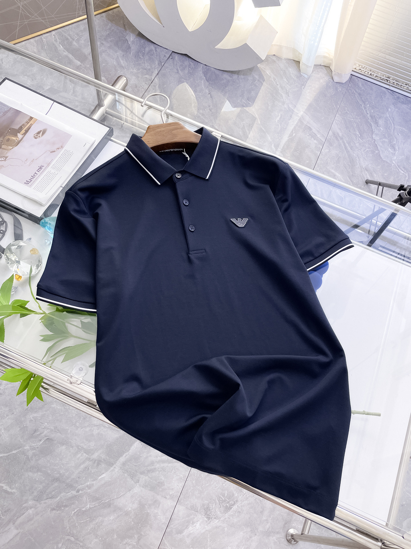 NO:159069,Armani high-end goods business, white-collar workers, must-have items for individuals in the unit!  Casual business lapel short sleeves, technological fabric, great body feel, smooth texture and great texture!  Good elasticity, no sense of restraint, the fabric has its own breathable mesh, moisture absorption and sweating, quick drying and keeping it dry, small lapel placket-breasted design, showing a straight posture, not soft pedal, simple style, can be used for business and leisure, highly recommended!  Simple, generous, clean and neat, elegant and gentlemanly. The key is the fabric, the key is to quality control, the feel is extremely delicate and smooth, the fabric has a good gloss and upper body skeleton feel, so you can greet mature and quality men's clothing!  Sweat in summer and dry in seconds, a brand new experience. Business commuting and leisure. M-4XL is worn at a maximum of 210 kilograms. Please place an order and report your height and weight!  ,armani,T-shirt,alexander wang19860909阿玛尼高端货商务 白领 单位人士必入单品！ 休闲商务翻领短袖,科技面料,体感非常棒,手感顺滑质感很棒！弹性好,无任何束缚感,面料自带透气网孔,吸湿排汗,速干保持干爽,小翻领门襟排扣设计,展露挺拔姿态,不软踏,简约款式,商务休闲都可驾驭,强烈推荐！简单大方干净利落,儒雅绅士风度.高级材质,重点就是面料上,品控的必上,手感极其细腻光滑,面料光泽感和上身骨架感好,打招成熟品质男装！夏天出汗秒干,全新体验 商务通勤休闲 M-4XL最大穿210斤,下单报身高体重！,,armani,T-shirt,alexander wang,Men's clothing