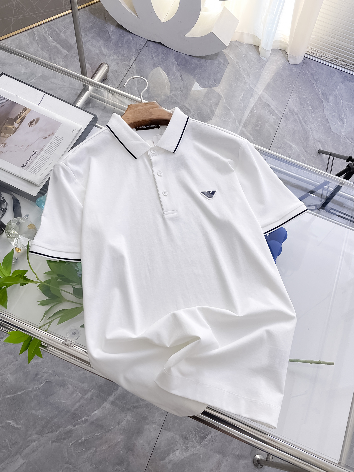 NO:159071,BOSS high-end goods business, white-collar workers, must-have items for individuals in the unit!  Casual business lapel short sleeves, technological fabric, great body feel, smooth texture and great texture!  Good elasticity, no sense of restraint, the fabric has its own breathable mesh, moisture absorption and sweating, quick drying and keeping it dry, small lapel placket-breasted design, showing a straight posture, not soft pedal, simple style, can be used for business and leisure, highly recommended!  Simple, generous, clean and neat, elegant and gentlemanly. The key is the fabric, the key is to quality control, the feel is extremely delicate and smooth, the fabric has a good gloss and upper body skeleton feel, so you can greet mature and quality men's clothing!  Sweat in summer and dry in seconds, a brand new experience. Business commuting and leisure. M-4XL is worn at a maximum of 210 kilograms. Please place an order and report your height and weight!  ,T-shirt,alexander wang19860909BOSS高端货商务 白领 单位人士必入单品！ 休闲商务翻领短袖,科技面料,体感非常棒,手感顺滑质感很棒！弹性好,无任何束缚感,面料自带透气网孔,吸湿排汗,速干保持干爽,小翻领门襟排扣设计,展露挺拔姿态,不软踏,简约款式,商务休闲都可驾驭,强烈推荐！简单大方干净利落,儒雅绅士风度.高级材质,重点就是面料上,品控的必上,手感极其细腻光滑,面料光泽感和上身骨架感好,打招成熟品质男装！夏天出汗秒干,全新体验 商务通勤休闲 M-4XL最大穿210斤,下单报身高体重！,,T-shirt,alexander wang,Men's clothing