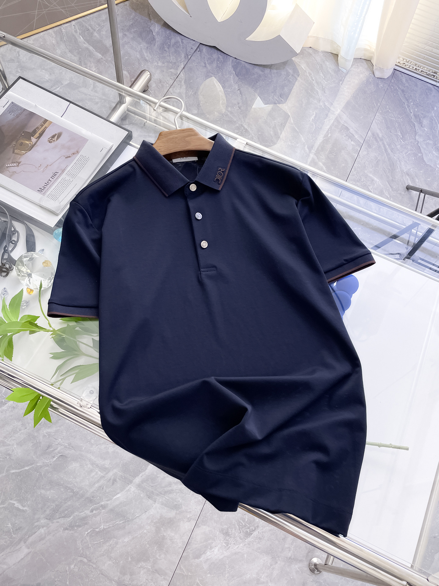 NO:159073,Dior high-end goods business, white-collar workers, must-have items for individuals in the unit!  Casual business lapel short sleeves, technological fabric, great body feel, smooth texture and great texture!  Good elasticity, no sense of restraint, the fabric has its own breathable mesh, moisture absorption and sweating, quick drying and keeping it dry, small lapel placket-breasted design, showing a straight posture, not soft pedal, simple style, can be used for business and leisure, highly recommended!  Simple, generous, clean and neat, elegant and gentlemanly. The key is the fabric, the key is to quality control, the feel is extremely delicate and smooth, the fabric has a good gloss and upper body skeleton feel, so you can greet mature and quality men's clothing!  Sweat in summer and dry in seconds, a brand new experience. Business commuting and leisure. M-4XL is worn at a maximum of 210 kilograms. Please place an order and report your height and weight!  ,dior,T-shirt,alexander wang19860909迪奥高端货商务 白领 单位人士必入单品！ 休闲商务翻领短袖,科技面料,体感非常棒,手感顺滑质感很棒！弹性好,无任何束缚感,面料自带透气网孔,吸湿排汗,速干保持干爽,小翻领门襟排扣设计,展露挺拔姿态,不软踏,简约款式,商务休闲都可驾驭,强烈推荐！简单大方干净利落,儒雅绅士风度.高级材质,重点就是面料上,品控的必上,手感极其细腻光滑,面料光泽感和上身骨架感好,打招成熟品质男装！夏天出汗秒干,全新体验 商务通勤休闲 M-4XL最大穿210斤,下单报身高体重！,,dior,T-shirt,alexander wang,Men's clothing