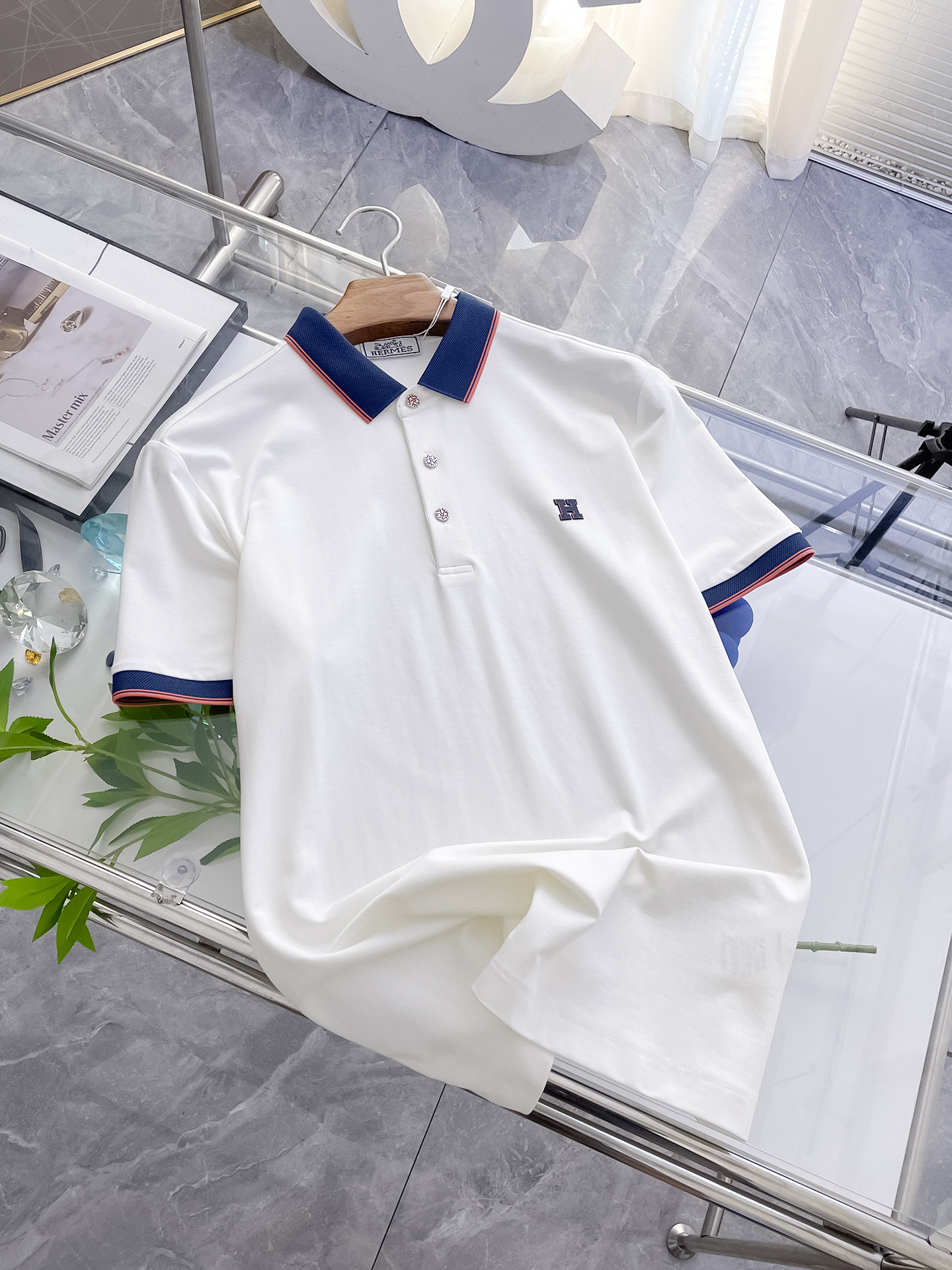 NO:159075,Hermes high-end goods business, white-collar workers, must-have items for individuals in the unit!  Casual business lapel short sleeves, technological fabric, great body feel, smooth texture and great texture!  Good elasticity, no sense of restraint, the fabric has its own breathable mesh, moisture absorption and sweating, quick drying and keeping it dry, small lapel placket-breasted design, showing a straight posture, not soft pedal, simple style, can be used for business and leisure, highly recommended!  Simple, generous, clean and neat, elegant and gentlemanly. The key is the fabric, the key is to quality control, the feel is extremely delicate and smooth, the fabric has a good gloss and upper body skeleton feel, so you can greet mature and quality men's clothing!  Sweat in summer and dry in seconds, a brand new experience. Business commuting and leisure. M-4XL is worn at a maximum of 210 kilograms. Please place an order and report your height and weight!  , hermes, T-shirt,alexander wang19860909爱马仕高端货商务 白领 单位人士必入单品！ 休闲商务翻领短袖,科技面料,体感非常棒,手感顺滑质感很棒！弹性好,无任何束缚感,面料自带透气网孔,吸湿排汗,速干保持干爽,小翻领门襟排扣设计,展露挺拔姿态,不软踏,简约款式,商务休闲都可驾驭,强烈推荐！简单大方干净利落,儒雅绅士风度.高级材质,重点就是面料上,品控的必上,手感极其细腻光滑,面料光泽感和上身骨架感好,打招成熟品质男装！夏天出汗秒干,全新体验 商务通勤休闲 M-4XL最大穿210斤,下单报身高体重！,,hermes,T-shirt,alexander wang,Men's clothing