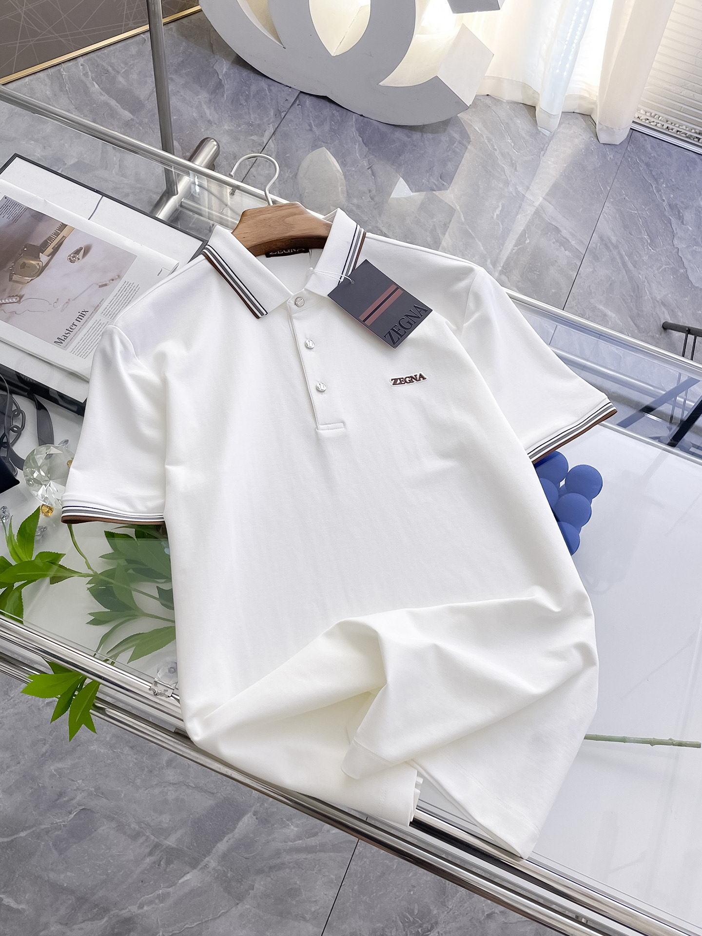 NO:159077,Jenia high-end goods business, white-collar workers, must-have items for individuals in the unit!  Casual business lapel short sleeves, technological fabric, great body feel, smooth texture and great texture!  Good elasticity, no sense of restraint, the fabric has its own breathable mesh, moisture absorption and sweating, quick drying and keeping it dry, small lapel placket-breasted design, showing a straight posture, not soft pedal, simple style, can be used for business and leisure, highly recommended!  Simple, generous, clean and neat, elegant and gentlemanly. The key is the fabric, the key is to quality control, the feel is extremely delicate and smooth, the fabric has a good gloss and upper body skeleton feel, so you can greet mature and quality men's clothing!  Sweat in summer and dry in seconds, a brand new experience. Business commuting and leisure. M-4XL is worn at a maximum of 210 kilograms. Please place an order and report your height and weight!  ,zegna,T-shirt,alexander wang19860909杰尼亚高端货商务 白领 单位人士必入单品！ 休闲商务翻领短袖,科技面料,体感非常棒,手感顺滑质感很棒！弹性好,无任何束缚感,面料自带透气网孔,吸湿排汗,速干保持干爽,小翻领门襟排扣设计,展露挺拔姿态,不软踏,简约款式,商务休闲都可驾驭,强烈推荐！简单大方干净利落,儒雅绅士风度.高级材质,重点就是面料上,品控的必上,手感极其细腻光滑,面料光泽感和上身骨架感好,打招成熟品质男装！夏天出汗秒干,全新体验 商务通勤休闲 M-4XL最大穿210斤,下单报身高体重！,,zegna,T-shirt,alexander wang,Men's clothing