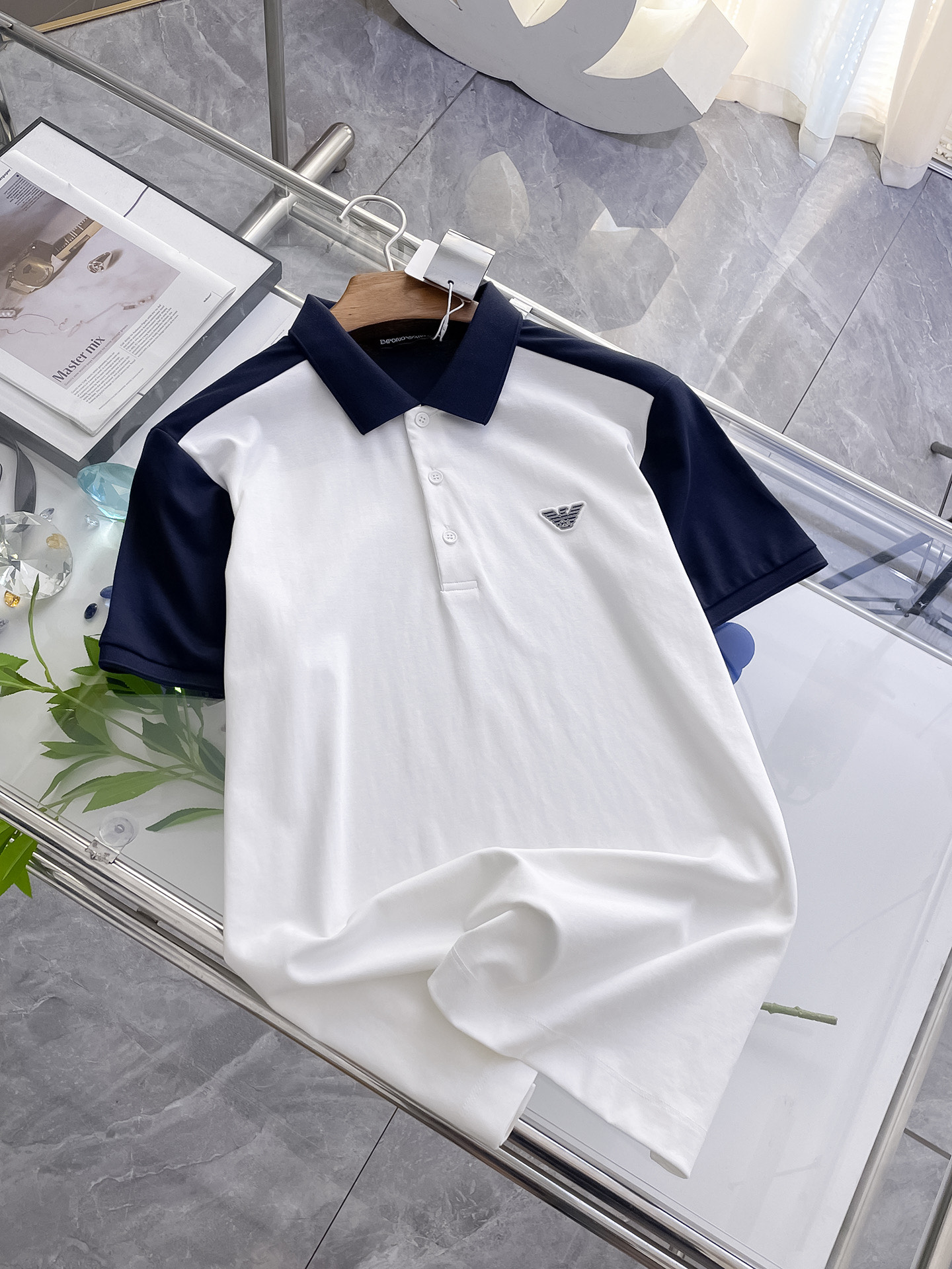 NO:159060,Armani high-end goods business, white-collar workers, must-have items for individuals in the unit!  Casual business lapel short sleeves, technological fabric, great body feel, smooth texture and great texture!  Good elasticity, no sense of restraint, the fabric has its own breathable mesh, moisture absorption and sweating, quick drying and keeping it dry, small lapel placket-breasted design, showing a straight posture, not soft pedal, simple style, can be used for business and leisure, highly recommended!  Simple, generous, clean and neat, elegant and gentlemanly. The key is the fabric, the key is to quality control, the feel is extremely delicate and smooth, the fabric has a good gloss and upper body skeleton feel, so you can greet mature and quality men's clothing!  Sweat in summer and dry in seconds, a brand new experience. Business commuting and leisure. M-4XL is worn at a maximum of 210 kilograms. Please place an order and report your height and weight!  ,armani,T-shirt,alexander wang19860909阿玛尼高端货商务 白领 单位人士必入单品！ 休闲商务翻领短袖,科技面料,体感非常棒,手感顺滑质感很棒！弹性好,无任何束缚感,面料自带透气网孔,吸湿排汗,速干保持干爽,小翻领门襟排扣设计,展露挺拔姿态,不软踏,简约款式,商务休闲都可驾驭,强烈推荐！简单大方干净利落,儒雅绅士风度.高级材质,重点就是面料上,品控的必上,手感极其细腻光滑,面料光泽感和上身骨架感好,打招成熟品质男装！夏天出汗秒干,全新体验 商务通勤休闲 M-4XL最大穿210斤,下单报身高体重！,,armani,T-shirt,alexander wang,Men's clothing