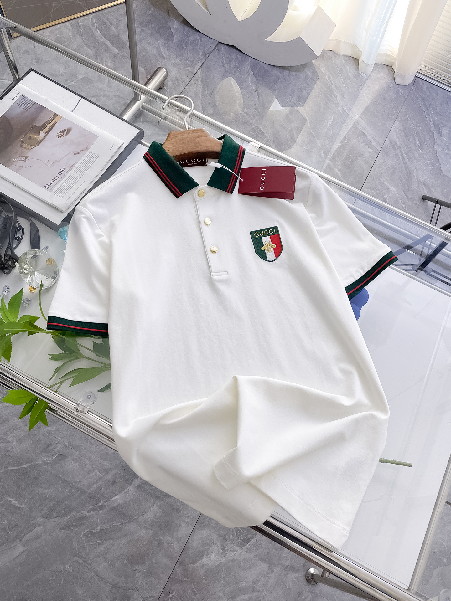 NO:159064,Guqi high-end goods business, white-collar workers, must-have items for individuals in the unit!  Casual business lapel short sleeves, technological fabric, great body feel, smooth texture and great texture!  Good elasticity, no sense of restraint, the fabric has its own breathable mesh, moisture absorption and sweating, quick drying and keeping it dry, small lapel placket-breasted design, showing a straight posture, not soft pedal, simple style, can be used for business and leisure, highly recommended!  Simple, generous, clean and neat, elegant and gentlemanly. The key is the fabric, the key is to quality control, the feel is extremely delicate and smooth, the fabric has a good gloss and upper body skeleton feel, so you can greet mature and quality men's clothing!  Sweat in summer and dry in seconds, a brand new experience. Business commuting and leisure. M-4XL is worn at a maximum of 210 kilograms. Please place an order and report your height and weight!  ,T-shirt,alexander wang19860909古奇高端货商务 白领 单位人士必入单品！ 休闲商务翻领短袖,科技面料,体感非常棒,手感顺滑质感很棒！弹性好,无任何束缚感,面料自带透气网孔,吸湿排汗,速干保持干爽,小翻领门襟排扣设计,展露挺拔姿态,不软踏,简约款式,商务休闲都可驾驭,强烈推荐！简单大方干净利落,儒雅绅士风度.高级材质,重点就是面料上,品控的必上,手感极其细腻光滑,面料光泽感和上身骨架感好,打招成熟品质男装！夏天出汗秒干,全新体验 商务通勤休闲 M-4XL最大穿210斤,下单报身高体重！,,T-shirt,alexander wang,Men's clothing