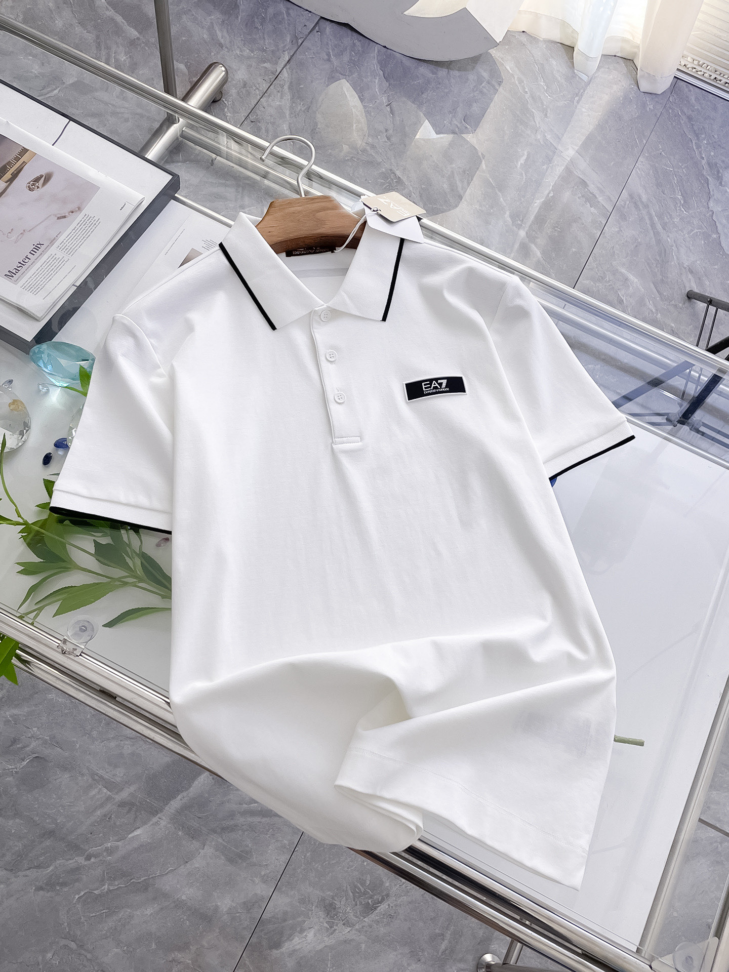 NO:159066,Armani high-end goods business, white-collar workers, must-have items for individuals in the unit!  Casual business lapel short sleeves, technological fabric, great body feel, smooth texture and great texture!  Good elasticity, no sense of restraint, the fabric has its own breathable mesh, moisture absorption and sweating, quick drying and keeping it dry, small lapel placket-breasted design, showing a straight posture, not soft pedal, simple style, can be used for business and leisure, highly recommended!  Simple, generous, clean and neat, elegant and gentlemanly. The key is the fabric, the key is to quality control, the feel is extremely delicate and smooth, the fabric has a good gloss and upper body skeleton feel, so you can greet mature and quality men's clothing!  Sweat in summer and dry in seconds, a brand new experience. Business commuting and leisure. M-4XL is worn at a maximum of 210 kilograms. Please place an order and report your height and weight!  ,armani,T-shirt,alexander wang19860909阿玛尼高端货商务 白领 单位人士必入单品！ 休闲商务翻领短袖,科技面料,体感非常棒,手感顺滑质感很棒！弹性好,无任何束缚感,面料自带透气网孔,吸湿排汗,速干保持干爽,小翻领门襟排扣设计,展露挺拔姿态,不软踏,简约款式,商务休闲都可驾驭,强烈推荐！简单大方干净利落,儒雅绅士风度.高级材质,重点就是面料上,品控的必上,手感极其细腻光滑,面料光泽感和上身骨架感好,打招成熟品质男装！夏天出汗秒干,全新体验 商务通勤休闲 M-4XL最大穿210斤,下单报身高体重！,,armani,T-shirt,alexander wang,Men's clothing