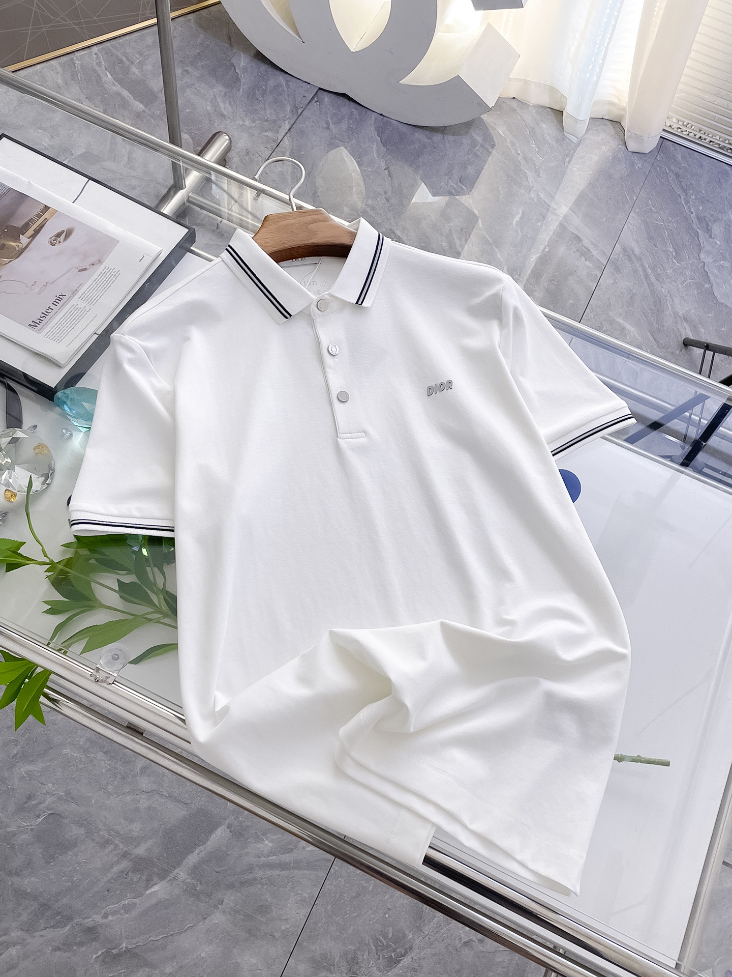 NO:159068,Dior high-end goods business, white-collar workers, must-have items for individuals in the unit!  Casual business lapel short sleeves, technological fabric, great body feel, smooth texture and great texture!  Good elasticity, no sense of restraint, the fabric has its own breathable mesh, moisture absorption and sweating, quick drying and keeping it dry, small lapel placket-breasted design, showing a straight posture, not soft pedal, simple style, can be used for business and leisure, highly recommended!  Simple, generous, clean and neat, elegant and gentlemanly. The key is the fabric, the key is to quality control, the feel is extremely delicate and smooth, the fabric has a good gloss and upper body skeleton feel, so you can greet mature and quality men's clothing!  Sweat in summer and dry in seconds, a brand new experience. Business commuting and leisure. M-4XL is worn at a maximum of 210 kilograms. Please place an order and report your height and weight!  ,dior,T-shirt,alexander wang19860909迪奥高端货商务 白领 单位人士必入单品！ 休闲商务翻领短袖,科技面料,体感非常棒,手感顺滑质感很棒！弹性好,无任何束缚感,面料自带透气网孔,吸湿排汗,速干保持干爽,小翻领门襟排扣设计,展露挺拔姿态,不软踏,简约款式,商务休闲都可驾驭,强烈推荐！简单大方干净利落,儒雅绅士风度.高级材质,重点就是面料上,品控的必上,手感极其细腻光滑,面料光泽感和上身骨架感好,打招成熟品质男装！夏天出汗秒干,全新体验 商务通勤休闲 M-4XL最大穿210斤,下单报身高体重！,,dior,T-shirt,alexander wang,Men's clothing