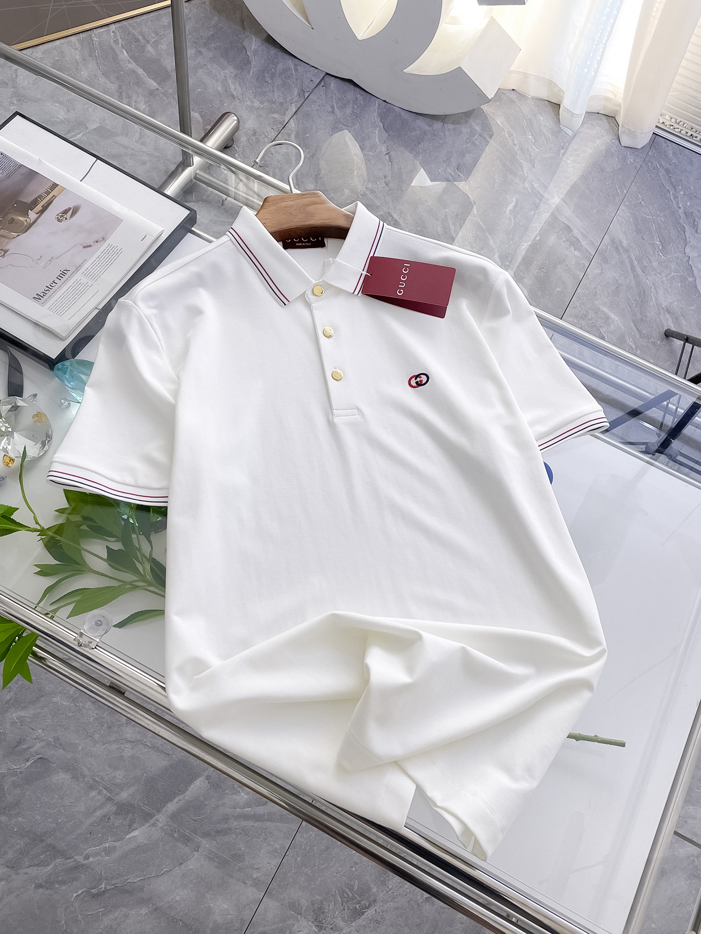 NO:159070,Guqi high-end goods business, white-collar workers, must-have items for individuals in the unit!  Casual business lapel short sleeves, technological fabric, great body feel, smooth texture and great texture!  Good elasticity, no sense of restraint, the fabric has its own breathable mesh, moisture absorption and sweating, quick drying and keeping it dry, small lapel placket-breasted design, showing a straight posture, not soft pedal, simple style, can be used for business and leisure, highly recommended!  Simple, generous, clean and neat, elegant and gentlemanly. The key is the fabric, the key is to quality control, the feel is extremely delicate and smooth, the fabric has a good gloss and upper body skeleton feel, so you can greet mature and quality men's clothing!  Sweat in summer and dry in seconds, a brand new experience. Business commuting and leisure. M-4XL is worn at a maximum of 210 kilograms. Please place an order and report your height and weight!  ,T-shirt,alexander wang19860909古奇高端货商务 白领 单位人士必入单品！ 休闲商务翻领短袖,科技面料,体感非常棒,手感顺滑质感很棒！弹性好,无任何束缚感,面料自带透气网孔,吸湿排汗,速干保持干爽,小翻领门襟排扣设计,展露挺拔姿态,不软踏,简约款式,商务休闲都可驾驭,强烈推荐！简单大方干净利落,儒雅绅士风度.高级材质,重点就是面料上,品控的必上,手感极其细腻光滑,面料光泽感和上身骨架感好,打招成熟品质男装！夏天出汗秒干,全新体验 商务通勤休闲 M-4XL最大穿210斤,下单报身高体重！,,T-shirt,alexander wang,Men's clothing