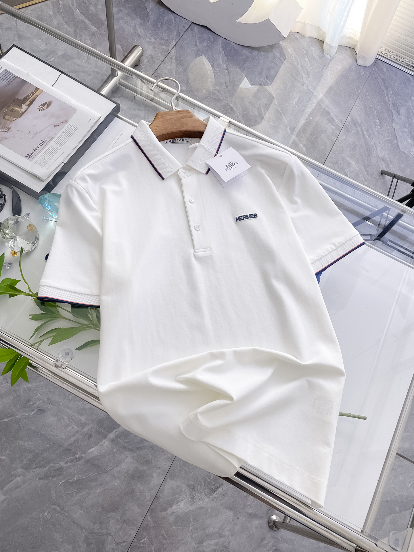 NO:159072,Hermes high-end goods business, white-collar workers, must-have items for individuals in the unit!  Casual business lapel short sleeves, technological fabric, great body feel, smooth texture and great texture!  Good elasticity, no sense of restraint, the fabric has its own breathable mesh, moisture absorption and sweating, quick drying and keeping it dry, small lapel placket-breasted design, showing a straight posture, not soft pedal, simple style, can be used for business and leisure, highly recommended!  Simple, generous, clean and neat, elegant and gentlemanly. The key is the fabric, the key is to quality control, the feel is extremely delicate and smooth, the fabric has a good gloss and upper body skeleton feel, so you can greet mature and quality men's clothing!  Sweat in summer and dry in seconds, a brand new experience. Business commuting and leisure. M-4XL is worn at a maximum of 210 kilograms. Please place an order and report your height and weight!  , hermes, T-shirt,alexander wang19860909爱马仕高端货商务 白领 单位人士必入单品！ 休闲商务翻领短袖,科技面料,体感非常棒,手感顺滑质感很棒！弹性好,无任何束缚感,面料自带透气网孔,吸湿排汗,速干保持干爽,小翻领门襟排扣设计,展露挺拔姿态,不软踏,简约款式,商务休闲都可驾驭,强烈推荐！简单大方干净利落,儒雅绅士风度.高级材质,重点就是面料上,品控的必上,手感极其细腻光滑,面料光泽感和上身骨架感好,打招成熟品质男装！夏天出汗秒干,全新体验 商务通勤休闲 M-4XL最大穿210斤,下单报身高体重！,,hermes,T-shirt,alexander wang,Men's clothing