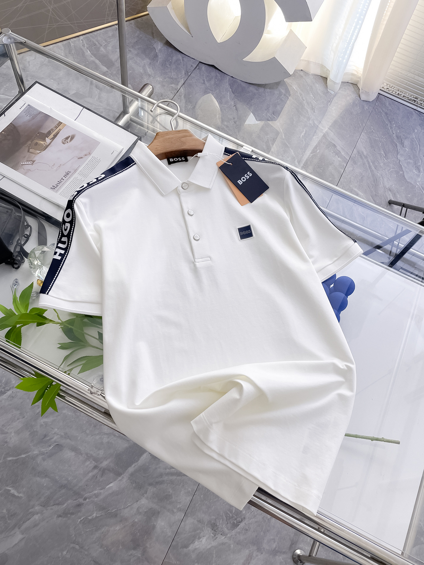 NO:159074,BOSS high-end goods business, white-collar workers, must-have items for individuals in the unit!  Casual business lapel short sleeves, technological fabric, great body feel, smooth texture and great texture!  Good elasticity, no sense of restraint, the fabric has its own breathable mesh, moisture absorption and sweating, quick drying and keeping it dry, small lapel placket-breasted design, showing a straight posture, not soft pedal, simple style, can be used for business and leisure, highly recommended!  Simple, generous, clean and neat, elegant and gentlemanly. The key is the fabric, the key is to quality control, the feel is extremely delicate and smooth, the fabric has a good gloss and upper body skeleton feel, so you can greet mature and quality men's clothing!  Sweat in summer and dry in seconds, a brand new experience. Business commuting and leisure. M-4XL is worn at a maximum of 210 kilograms. Please place an order and report your height and weight!  ,T-shirt,alexander wang19860909BOSS高端货商务 白领 单位人士必入单品！ 休闲商务翻领短袖,科技面料,体感非常棒,手感顺滑质感很棒！弹性好,无任何束缚感,面料自带透气网孔,吸湿排汗,速干保持干爽,小翻领门襟排扣设计,展露挺拔姿态,不软踏,简约款式,商务休闲都可驾驭,强烈推荐！简单大方干净利落,儒雅绅士风度.高级材质,重点就是面料上,品控的必上,手感极其细腻光滑,面料光泽感和上身骨架感好,打招成熟品质男装！夏天出汗秒干,全新体验 商务通勤休闲 M-4XL最大穿210斤,下单报身高体重！,,T-shirt,alexander wang,Men's clothing