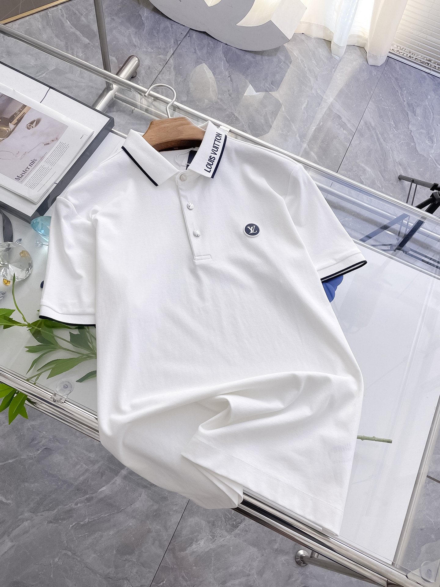 NO:159076,LV high-end goods business, white-collar workers, must-have items for individuals in the unit!  Casual business lapel short sleeves, technological fabric, great body feel, smooth texture and great texture!  Good elasticity, no sense of restraint, the fabric has its own breathable mesh, moisture absorption and sweating, quick drying and keeping it dry, small lapel placket-breasted design, showing a straight posture, not soft pedal, simple style, can be used for business and leisure, highly recommended!  Simple, generous, clean and neat, elegant and gentlemanly. The key is the fabric, the key is to quality control, the feel is extremely delicate and smooth, the fabric has a good gloss and upper body skeleton feel, so you can greet mature and quality men's clothing!  Sweat in summer and dry in seconds, a brand new experience. Business commuting and leisure. M-4XL is worn at a maximum of 210 kilograms. Please place an order and report your height and weight!  ,,louis vuitton,T-shirt,alexander wang19860909LV高端货商务 白领 单位人士必入单品！ 休闲商务翻领短袖,科技面料,体感非常棒,手感顺滑质感很棒！弹性好,无任何束缚感,面料自带透气网孔,吸湿排汗,速干保持干爽,小翻领门襟排扣设计,展露挺拔姿态,不软踏,简约款式,商务休闲都可驾驭,强烈推荐！简单大方干净利落,儒雅绅士风度.高级材质,重点就是面料上,品控的必上,手感极其细腻光滑,面料光泽感和上身骨架感好,打招成熟品质男装！夏天出汗秒干,全新体验 商务通勤休闲 M-4XL最大穿210斤,下单报身高体重！,,louis vuitton,T-shirt,alexander wang,Men's clothing