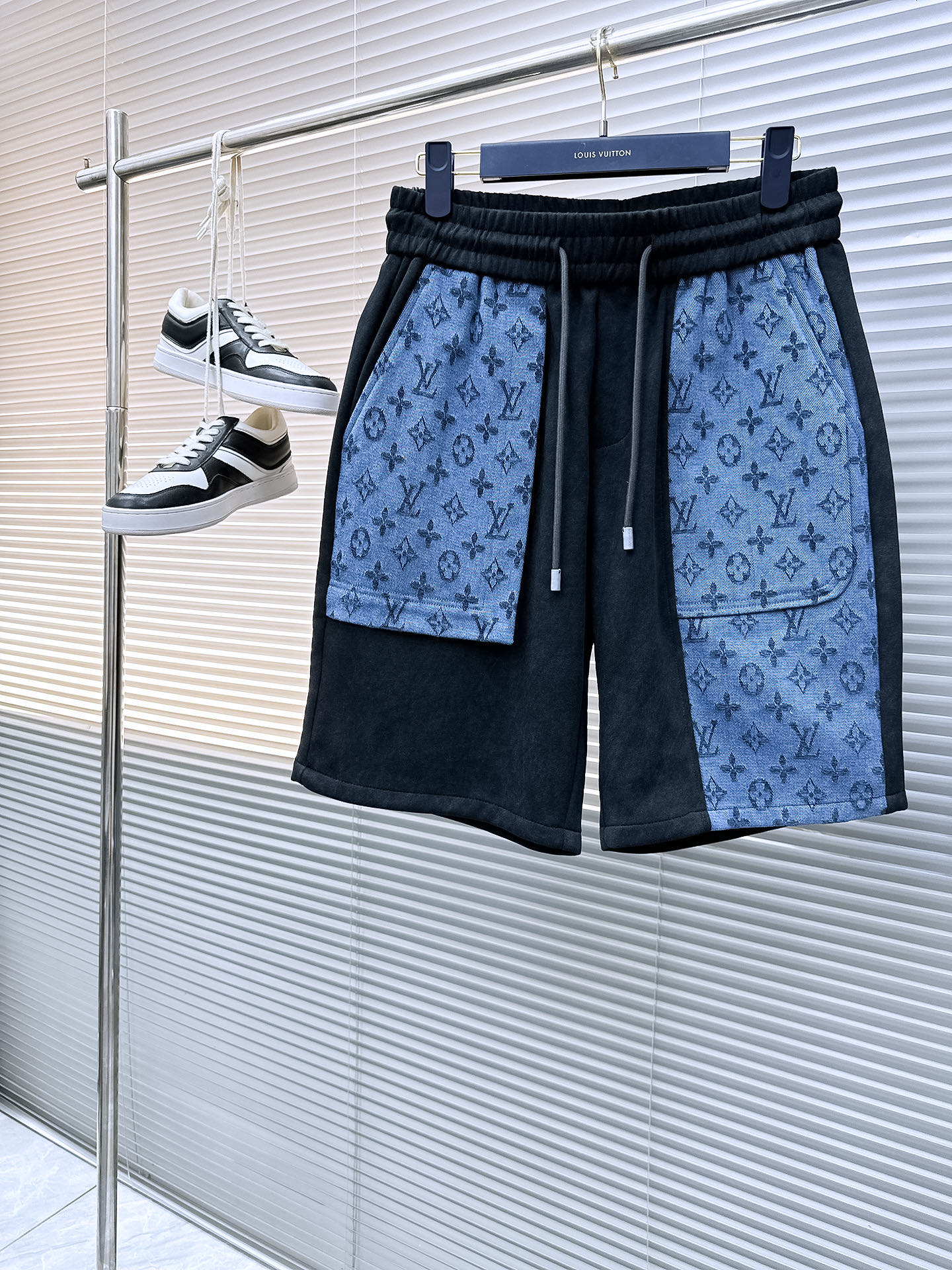 NO:458256,LV has complete three standards. New summer casual shorts for men, high-end custom fabric breathable fabric, extremely breathable, elastic and comfortable, impeccable details, top-level auxiliary materials, original logo design concept, delicate and soft feel!  The upper body style is excellent!  Size M-XXXL order to report height and weight, louis vuitton, shorts, alexander wang19860909LV 三标齐全 夏季新款男士休闲短裤,高级定制面料透气面料 透气弹力舒适度极高,细节无可挑剔,顶级辅料配备,原版logo设计理念,手感细腻柔软！上身版型超赞！尺码M-XXXL下单报身高体重,,louis vuitton,shorts,alexander wang,Men's clothing