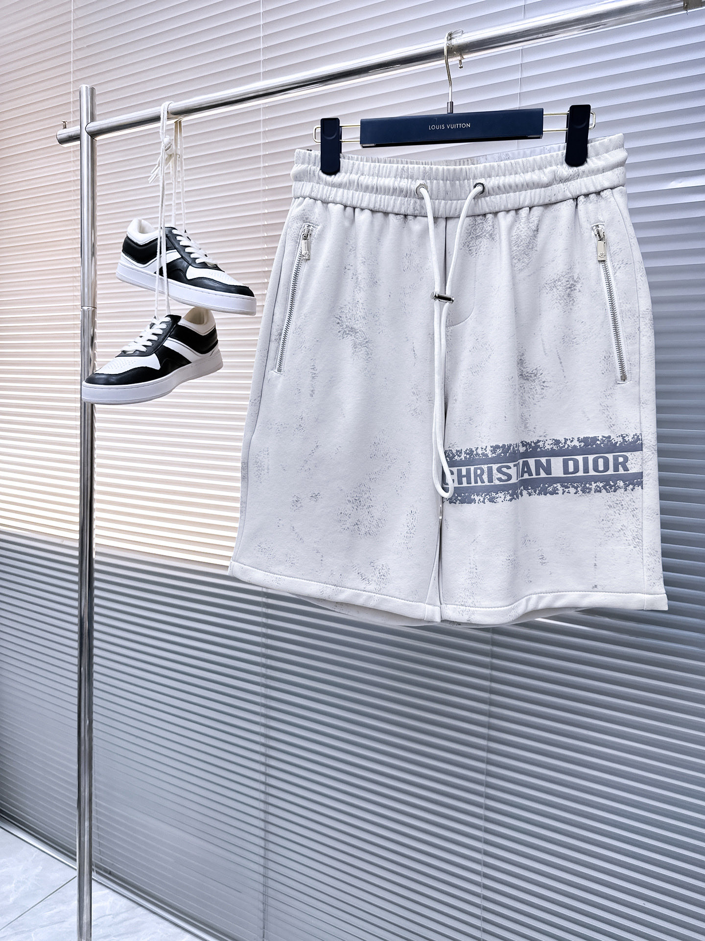 NO:458261,Dior has complete three standards. New summer casual shorts for men, high-end custom fabric breathable fabric, extremely breathable elastic and comfortable, impeccable details, top-level auxiliary materials, original logo design concept, delicate and soft feel!  The upper body style is excellent!  Size M-XXXL order to report height and weight, dior, shorts, alexander wang19860909迪奥 三标齐全 夏季新款男士休闲短裤,高级定制面料透气面料 透气弹力舒适度极高,细节无可挑剔,顶级辅料配备,原版logo设计理念,手感细腻柔软！上身版型超赞！尺码M-XXXL下单报身高体重,,dior,shorts,alexander wang,Men's clothing