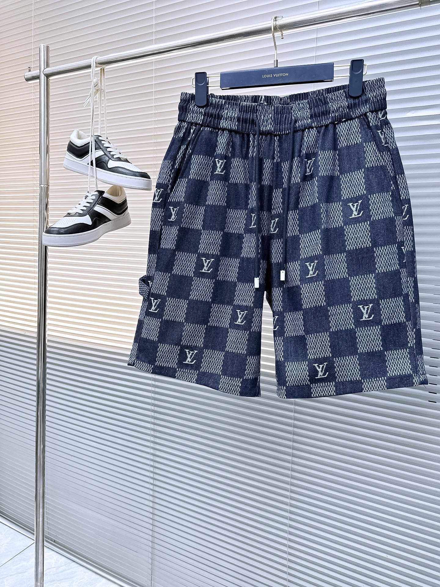 NO:458218,LV has complete three standards. New summer casual shorts for men, high-end custom fabric breathable fabric, extremely breathable, elastic and comfortable, impeccable details, top-level auxiliary materials, original logo design concept, delicate and soft feel!  The upper body style is excellent!  Size M-XXXL order to report height and weight, louis vuitton, shorts, alexander wang19860909LV 三标齐全 夏季新款男士休闲短裤,高级定制面料透气面料 透气弹力舒适度极高,细节无可挑剔,顶级辅料配备,原版logo设计理念,手感细腻柔软！上身版型超赞！尺码M-XXXL下单报身高体重,,louis vuitton,shorts,alexander wang,Men's clothing