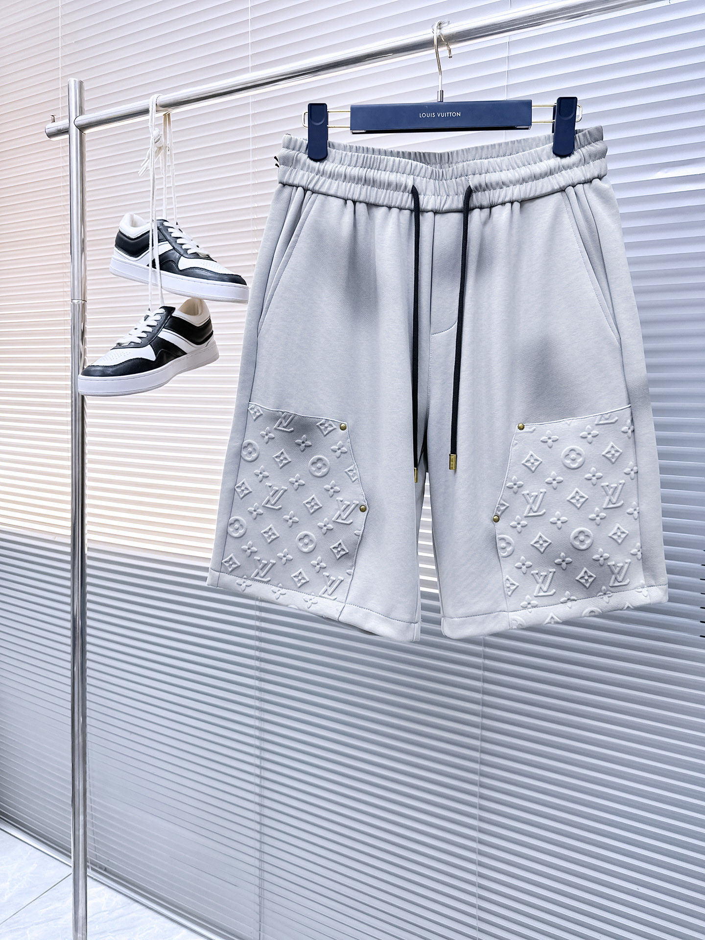 NO:458233,LV has complete three standards. New summer casual shorts for men, high-end custom fabric breathable fabric, extremely breathable, elastic and comfortable, impeccable details, top-level auxiliary materials, original logo design concept, delicate and soft feel!  The upper body style is excellent!  Size M-XXXL order to report height and weight, louis vuitton, shorts, alexander wang19860909LV 三标齐全 夏季新款男士休闲短裤,高级定制面料透气面料 透气弹力舒适度极高,细节无可挑剔,顶级辅料配备,原版logo设计理念,手感细腻柔软！上身版型超赞！尺码M-XXXL下单报身高体重,,louis vuitton,shorts,alexander wang,Men's clothing