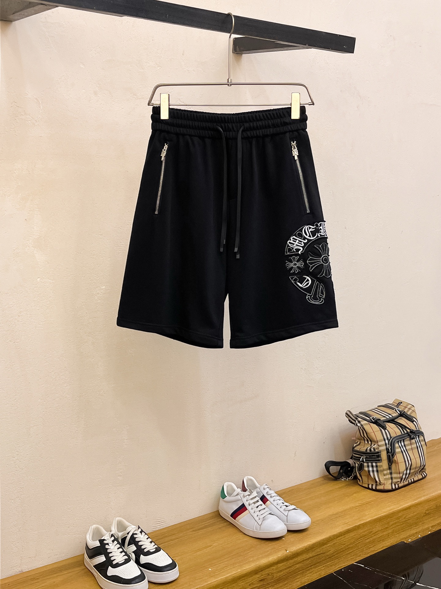 NO:449221,Croxin three-standard model is complete. 2025 summer new men's casual shorts, high-end custom fabric breathable fabric, extremely breathable, elastic and comfortable, impeccable details, top-level auxiliary materials, original logo design concept, delicate and soft feel!  The upper body style is excellent!  Size M-XXXL order to report height and weight, chrome hearts, shorts, alexander wang19860909克罗心三标齐全 2025夏季新款男士休闲短裤,高级定制面料透气面料 透气弹力舒适度极高,细节无可挑剔,顶级辅料配备,原版logo设计理念,手感细腻柔软！上身版型超赞！尺码M-XXXL下单报身高体重,,chrome hearts,shorts,alexander wang,Men's clothing