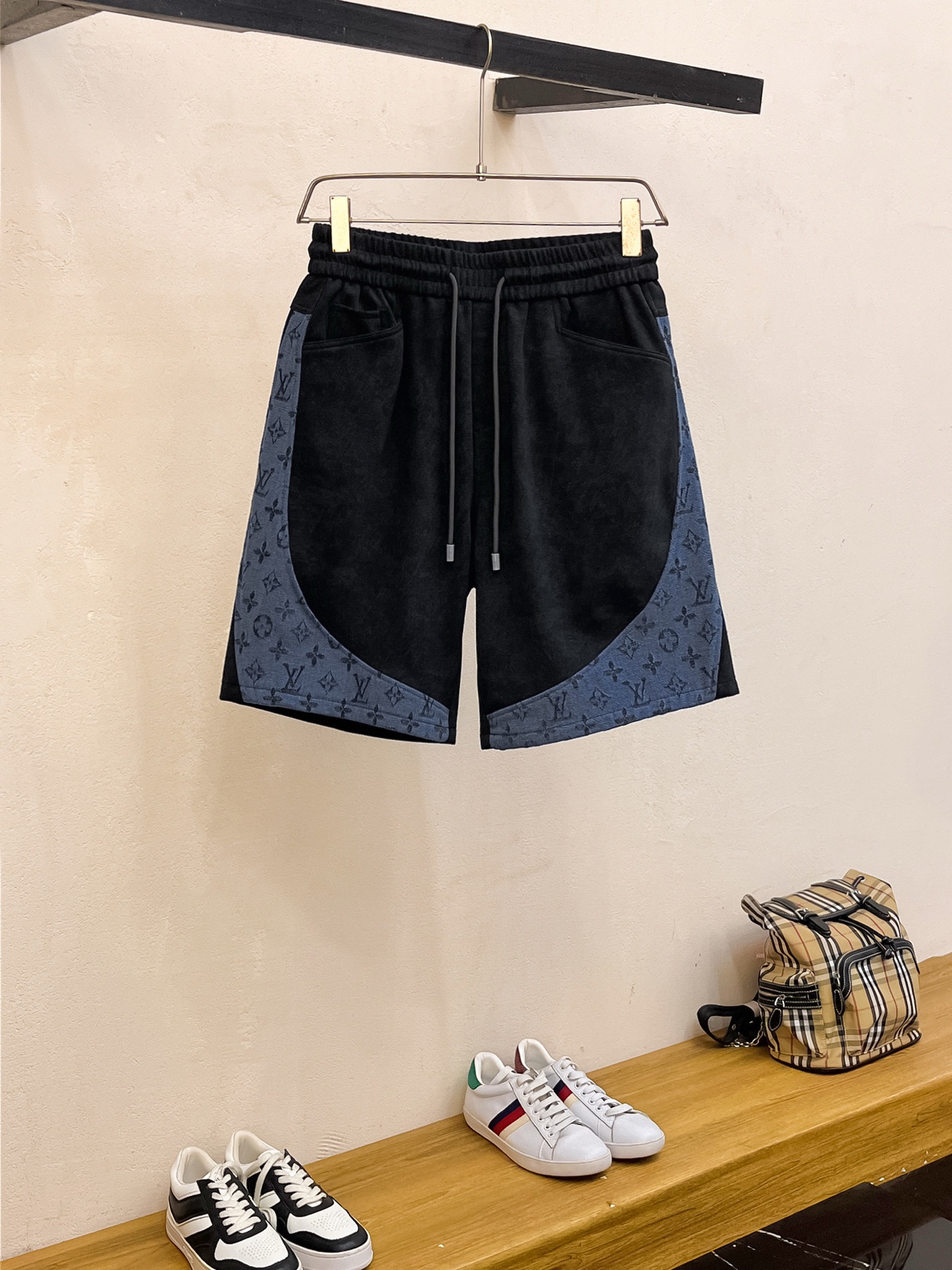 NO:449194,The LV three-standard new 2025 summer casual shorts, high-end custom fabric breathable fabric, extremely breathable, elastic and comfortable, impeccable details, top-level auxiliary materials, original logo design concept, delicate and soft feel!  The upper body style is excellent!  Size M-XXXL order to report height and weight, louis vuitton, shorts, alexander wang19860909LV三标齐全 2025夏季新款男士休闲短裤,高级定制面料透气面料 透气弹力舒适度极高,细节无可挑剔,顶级辅料配备,原版logo设计理念,手感细腻柔软！上身版型超赞！尺码M-XXXL下单报身高体重,,louis vuitton,shorts,alexander wang,Men's clothing