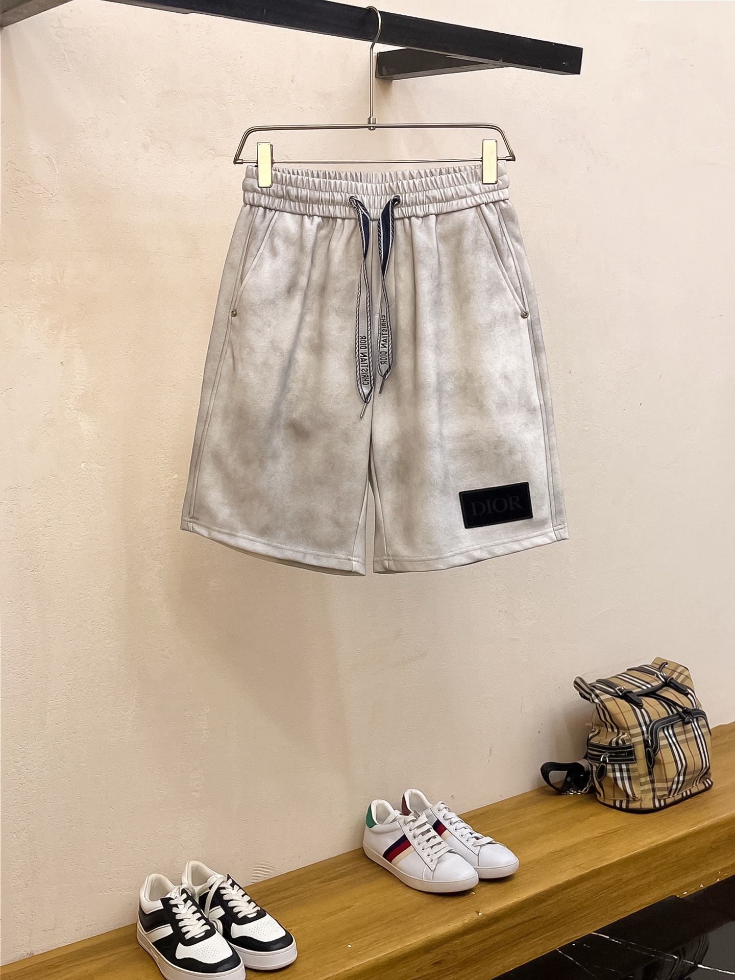 NO:449201,Dior's three standards are complete. 2025 summer new men's casual shorts, high-end custom fabric breathable fabric, extremely breathable, elastic and comfortable, impeccable details, top-level auxiliary materials, original logo design concept, delicate and soft feel!  The upper body style is excellent!  Size M-XXXL order to report height and weight, dior, shorts, alexander wang19860909迪奥三标齐全 2025夏季新款男士休闲短裤,高级定制面料透气面料 透气弹力舒适度极高,细节无可挑剔,顶级辅料配备,原版logo设计理念,手感细腻柔软！上身版型超赞！尺码M-XXXL下单报身高体重,,dior,shorts,alexander wang,Men's clothing