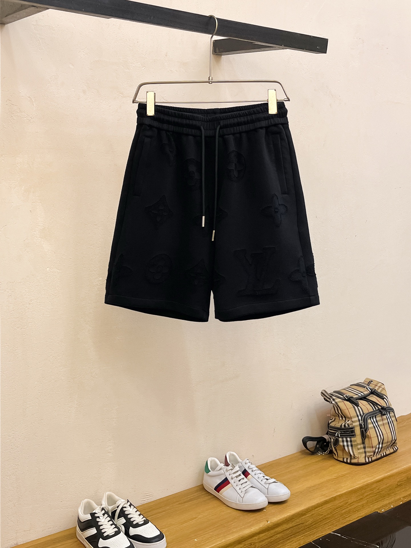 NO:449207,The LV three-standard new 2025 summer casual shorts, high-end custom fabric breathable fabric, extremely breathable, elastic and comfortable, impeccable details, top-level auxiliary materials, original logo design concept, delicate and soft feel!  The upper body style is excellent!  Size M-XXXL order to report height and weight, louis vuitton, shorts, alexander wang19860909LV三标齐全 2025夏季新款男士休闲短裤,高级定制面料透气面料 透气弹力舒适度极高,细节无可挑剔,顶级辅料配备,原版logo设计理念,手感细腻柔软！上身版型超赞！尺码M-XXXL下单报身高体重,,louis vuitton,shorts,alexander wang,Men's clothing