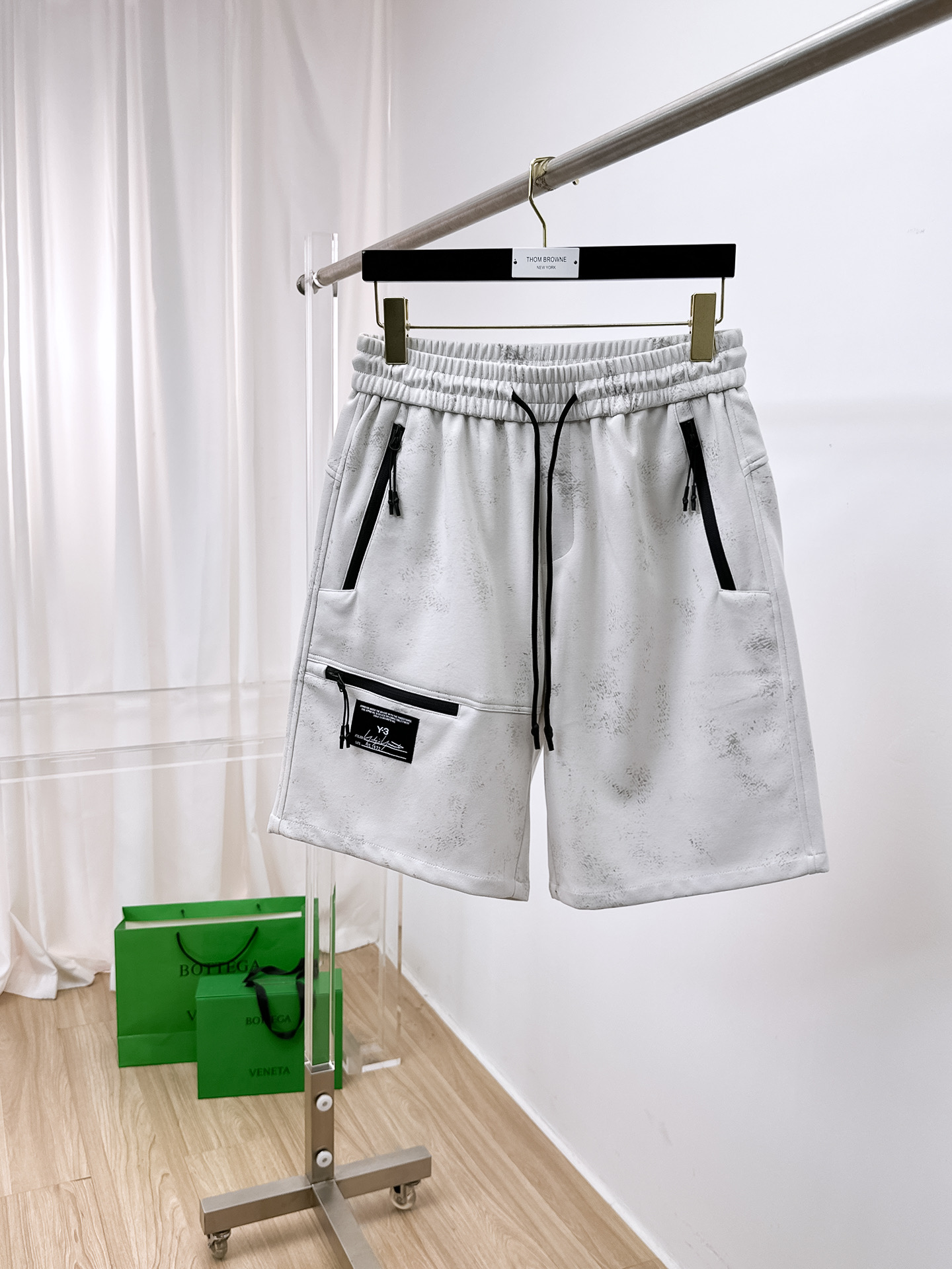 NO:509210,Y3 has complete three standards. 2025 summer new men's casual shorts, high-end custom fabric breathable fabric, extremely breathable, elastic and comfortable, impeccable details, top-level auxiliary materials, original logo design concept, delicate and soft feel!  The upper body style is excellent!  Size M-XXXL order to report height and weight, shorts, alexander wang19860909Y3三标齐全 2025夏季新款男士休闲短裤,高级定制面料透气面料 透气弹力舒适度极高,细节无可挑剔,顶级辅料配备,原版logo设计理念,手感细腻柔软！上身版型超赞！尺码M-XXXL下单报身高体重,,shorts,alexander wang,Men's clothing