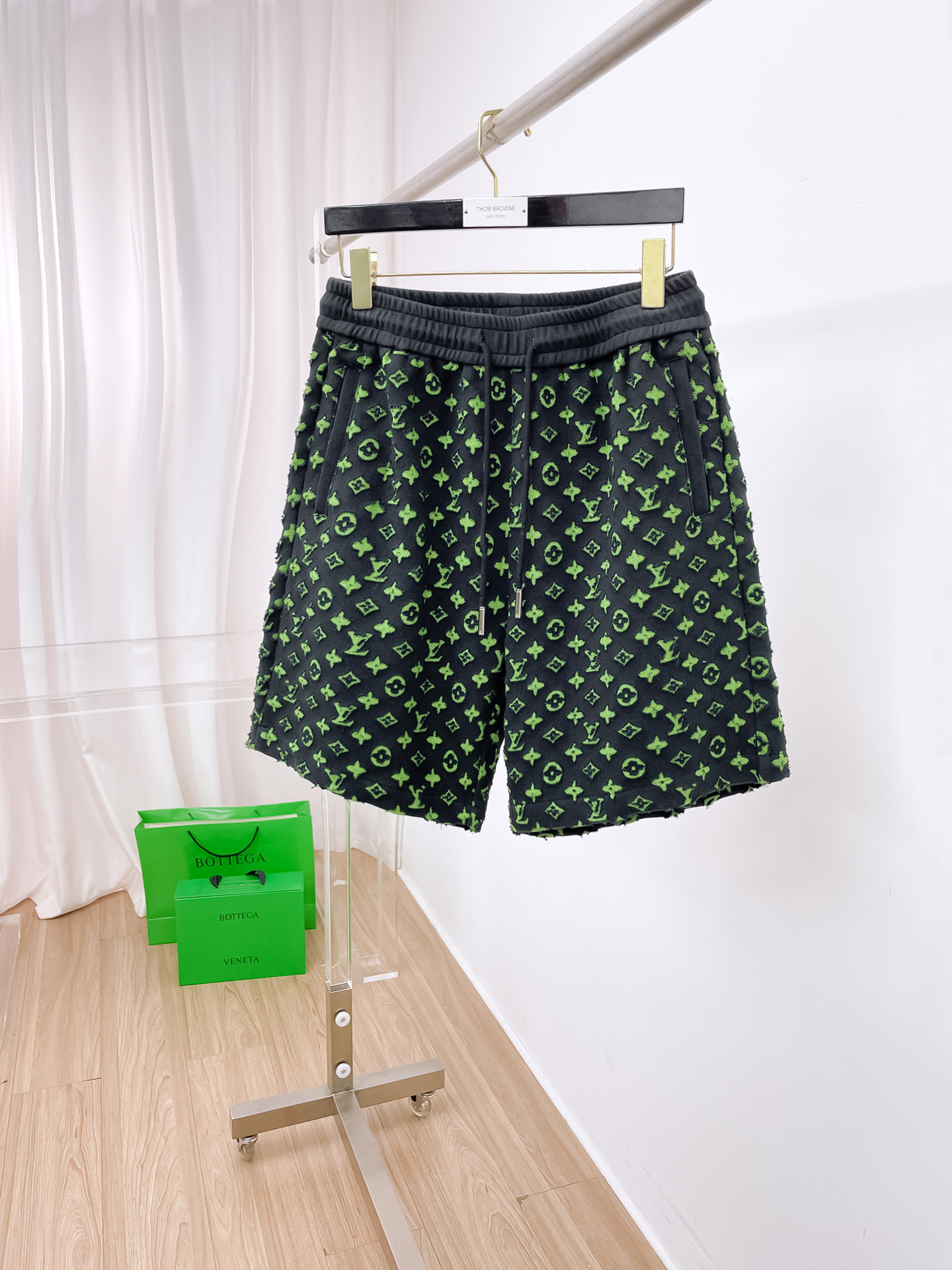 NO:509212,The LV three-standard new 2025 summer casual shorts, high-end custom fabric breathable fabric, extremely breathable, elastic and comfortable, impeccable details, top-level auxiliary materials, original logo design concept, delicate and soft feel!  The upper body style is excellent!  Size M-XXXL order to report height and weight, louis vuitton, shorts, alexander wang19860909LV三标齐全 2025夏季新款男士休闲短裤,高级定制面料透气面料 透气弹力舒适度极高,细节无可挑剔,顶级辅料配备,原版logo设计理念,手感细腻柔软！上身版型超赞！尺码M-XXXL下单报身高体重,,louis vuitton,shorts,alexander wang,Men's clothing