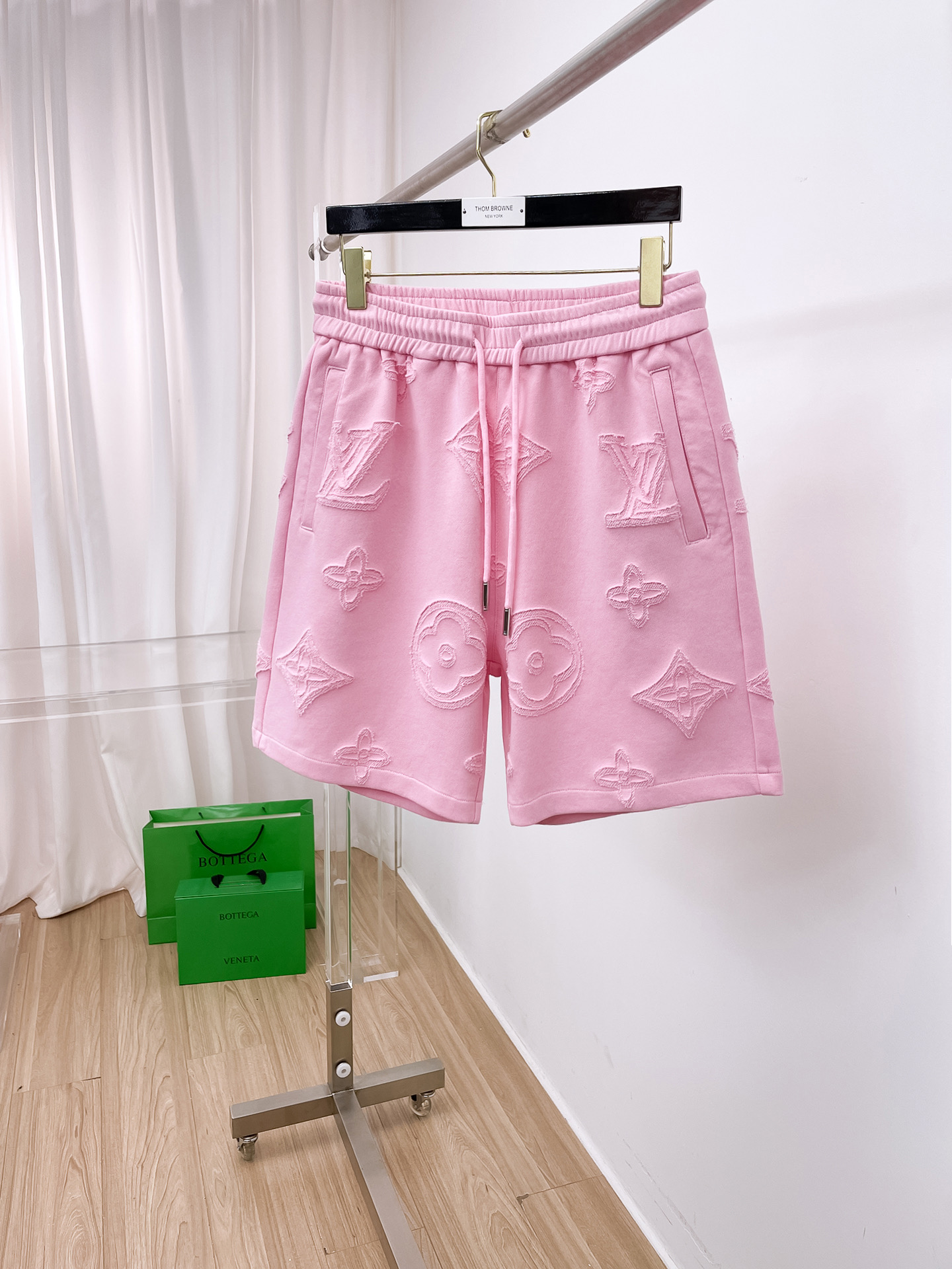 NO:509216,The LV three-standard new 2025 summer casual shorts, high-end custom fabric breathable fabric, extremely breathable, elastic and comfortable, impeccable details, top-level auxiliary materials, original logo design concept, delicate and soft feel!  The upper body style is excellent!  Size M-XXXL order to report height and weight, louis vuitton, shorts, alexander wang19860909LV三标齐全 2025夏季新款男士休闲短裤,高级定制面料透气面料 透气弹力舒适度极高,细节无可挑剔,顶级辅料配备,原版logo设计理念,手感细腻柔软！上身版型超赞！尺码M-XXXL下单报身高体重,,louis vuitton,shorts,alexander wang,Men's clothing