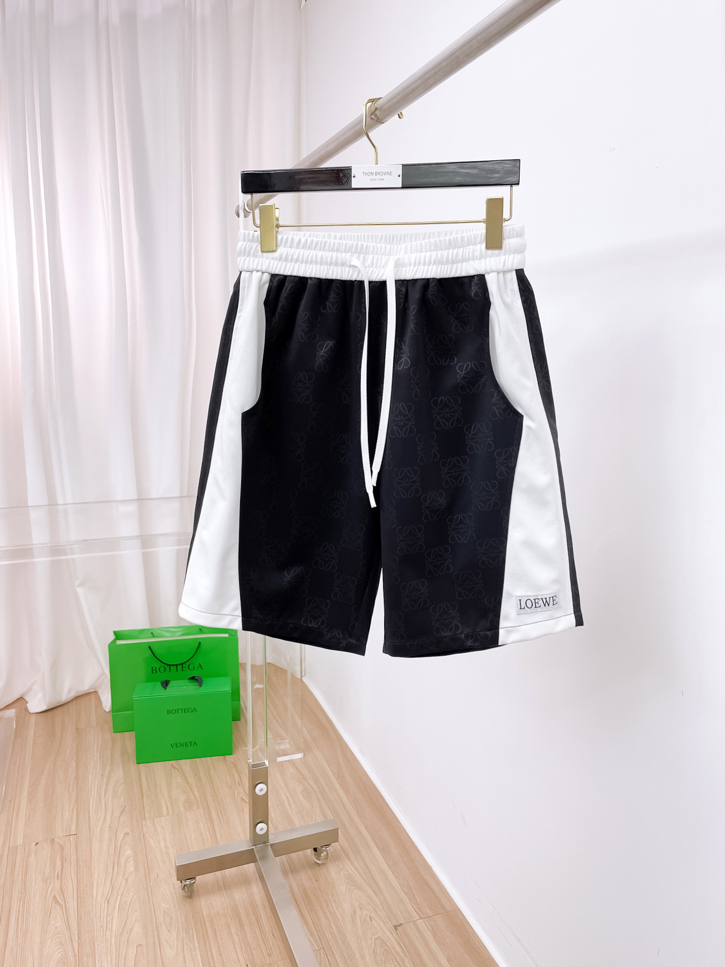 NO:509218,Luo Yiwei has three complete standards. The new 2025 summer casual shorts, high-end customized fabric breathable fabric, extremely breathable, elastic and comfortable, impeccable details, top-level auxiliary materials, original logo design concept, delicate and soft feel!  The upper body style is excellent!  Size M-XXXL order to report height and weight, loewe, shorts, alexander wang19860909罗意威三标齐全 2025夏季新款男士休闲短裤,高级定制面料透气面料 透气弹力舒适度极高,细节无可挑剔,顶级辅料配备,原版logo设计理念,手感细腻柔软！上身版型超赞！尺码M-XXXL下单报身高体重,,loewe,shorts,alexander wang,Men's clothing