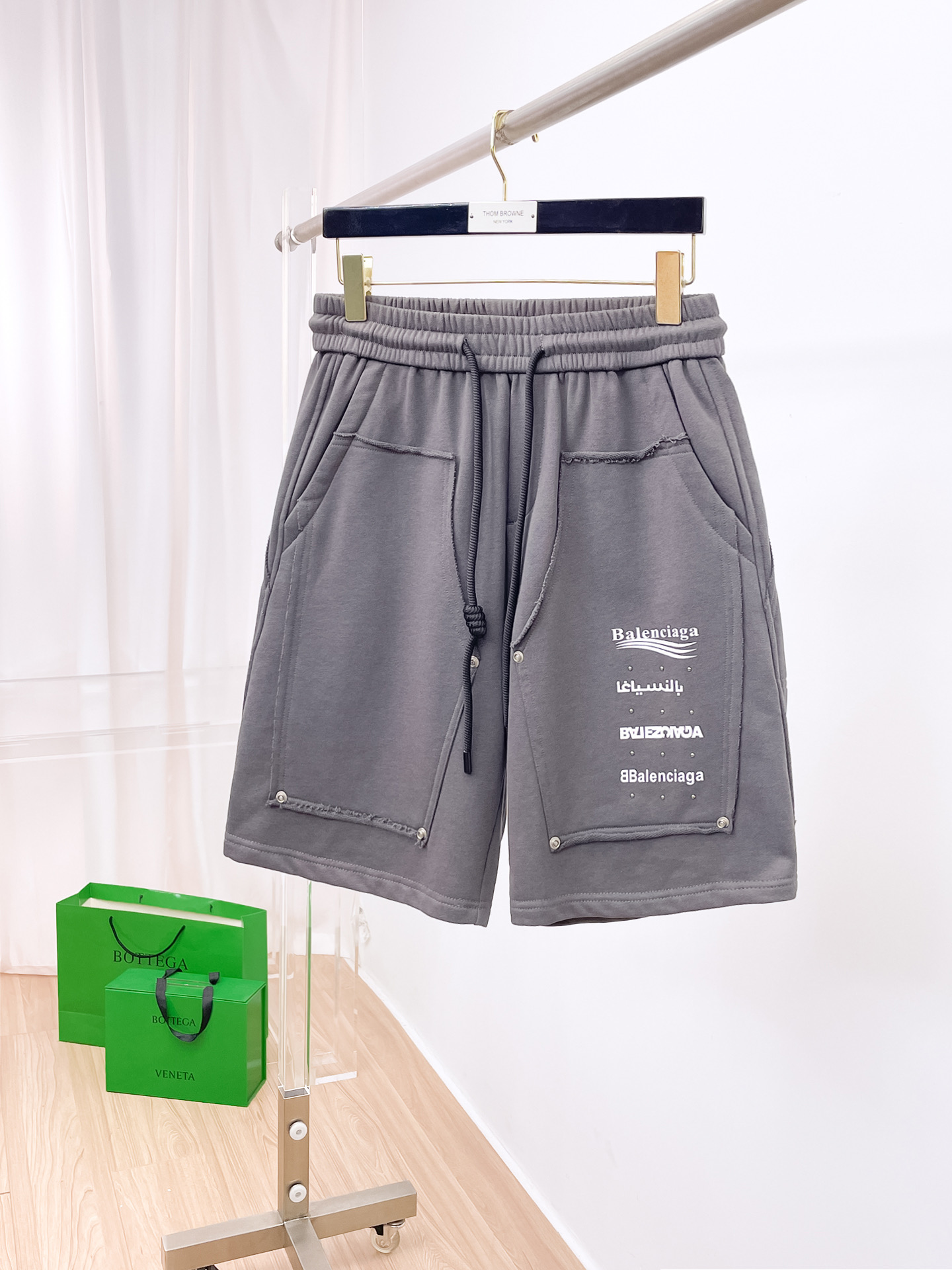 NO:509222,Balenciaga has complete three standards. 2025 summer new men's casual shorts, high-end custom fabric breathable fabric, extremely breathable, elastic and comfortable, impeccable details, top-level auxiliary materials, original logo design concept, delicate and soft feel!  The upper body style is excellent!  Size M-XXXL order to report height and weight, balenciaga, shorts, alexander wang19860909巴黎世家三标齐全 2025夏季新款男士休闲短裤,高级定制面料透气面料 透气弹力舒适度极高,细节无可挑剔,顶级辅料配备,原版logo设计理念,手感细腻柔软！上身版型超赞！尺码M-XXXL下单报身高体重,,balenciaga,shorts,alexander wang,Men's clothing