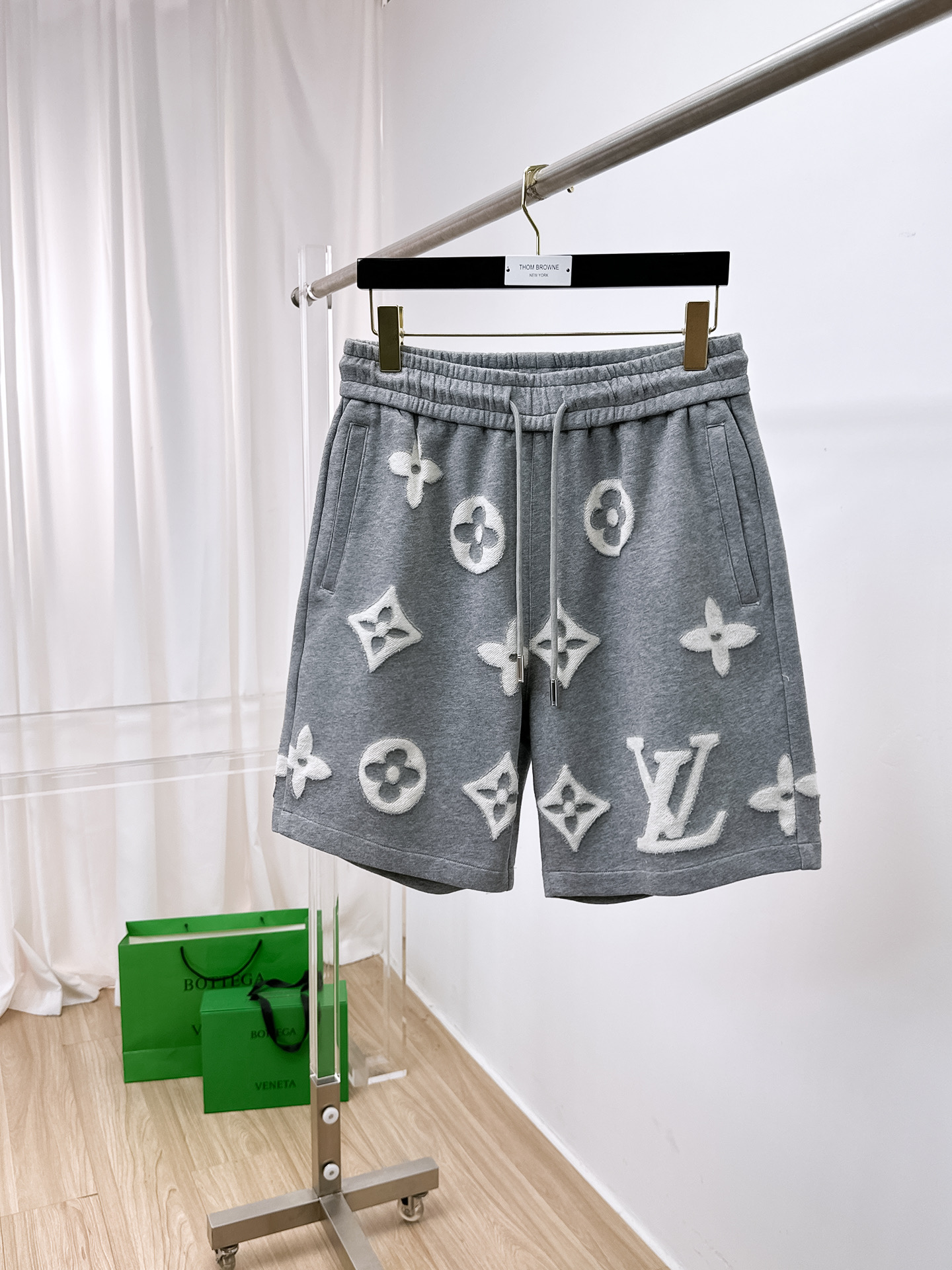 NO:509224,The LV three-standard new 2025 summer casual shorts, high-end custom fabric breathable fabric, extremely breathable, elastic and comfortable, impeccable details, top-level auxiliary materials, original logo design concept, delicate and soft feel!  The upper body style is excellent!  Size M-XXXL order to report height and weight, louis vuitton, shorts, alexander wang19860909LV三标齐全 2025夏季新款男士休闲短裤,高级定制面料透气面料 透气弹力舒适度极高,细节无可挑剔,顶级辅料配备,原版logo设计理念,手感细腻柔软！上身版型超赞！尺码M-XXXL下单报身高体重,,louis vuitton,shorts,alexander wang,Men's clothing