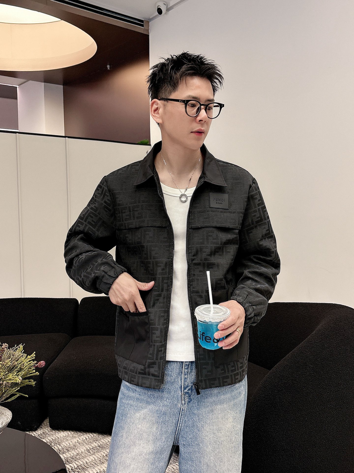 NO:528683,Fendi's official website has the same style, complete three standards, and is released in advance. 2025ss Spring new men's jacket, original single three standards, high-end version, customized counter fabric, breathable and comfortable, impeccable details, brand element design concept, reflecting high quality. The feel is delicate and soft, presents casual cut, and the upper body style is superb. Number of sizes M~3XL,,,fendi, jackets & coats, jackets & coats, alexander wang19860909芬迪 官网同款,三标齐全,提前发售 2025ss春季新款男士夹克外套,原单三标齐全高端版本 专柜定制面料 透气舒适度高,细节无可挑剔,品牌元素设计理念,体现高品质.手感细腻柔软 呈现休闲裁剪,上身版型超赞 码数M～3XL,,,fendi,jackets & coats,jackets & coats,alexander wang,Men's clothing