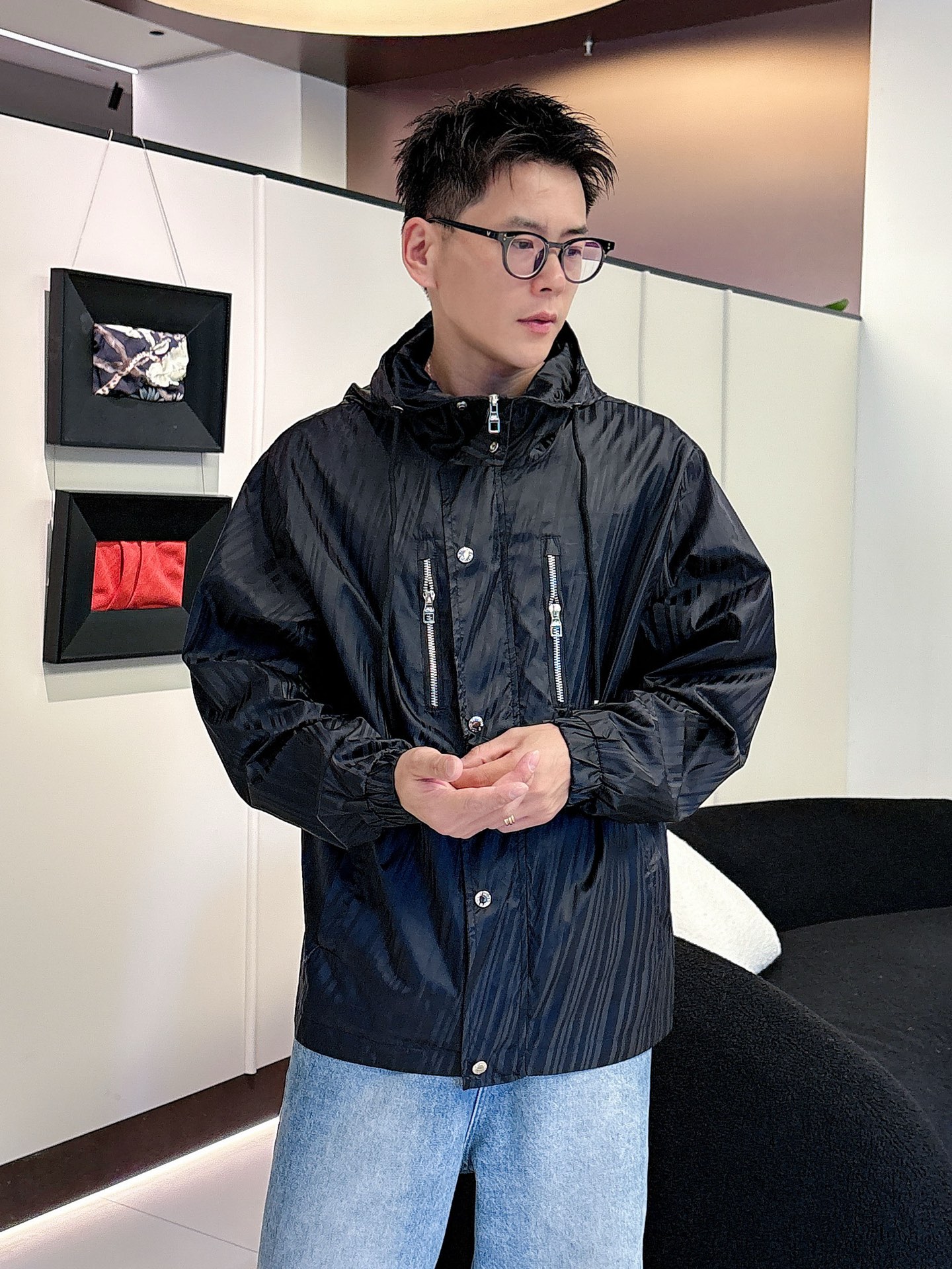 NO:528685,The same model on the official website of LV, complete three standards, released in advance. 2025ss Spring new men's jacket, original three standards, high-end version. Customized counter fabrics, breathable and comfortable, impeccable details, brand elements design concept, reflect high quality. The feel is delicate and soft, presents casual cut, and the upper body style is superb. Number of sizes M~3XL,,,louis vuitton, jackets & coats, jackets & coats, alexander wang19860909LV 官网同款,三标齐全,提前发售 2025ss春季新款男士夹克外套,原单三标齐全高端版本 专柜定制面料 透气舒适度高,细节无可挑剔,品牌元素设计理念,体现高品质.手感细腻柔软 呈现休闲裁剪,上身版型超赞 码数M～3XL,,,louis vuitton,jackets & coats,jackets & coats,alexander wang,Men's clothing