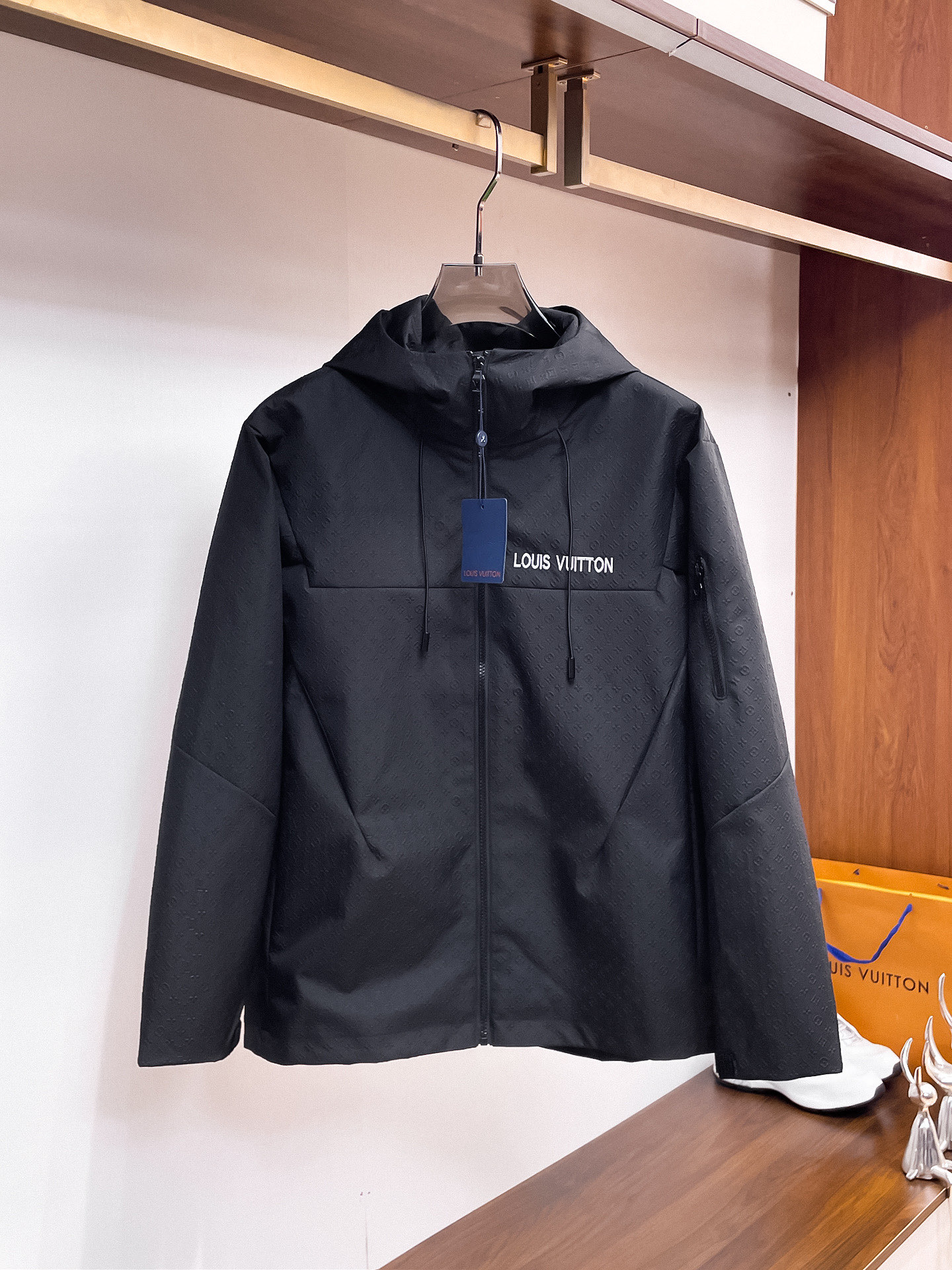 NO:761841,Same style as LV official website, complete with three labels, sold in advance. 2026 spring new men's jacket, complete with three labels, high-end version. Custom-made fabrics at the counter. Highly breathable and comfortable, impeccable details, brand element design concept, reflecting high quality. Delicate and soft feel. Casual tailoring, awesome upper body size. M～3XL,,,,louis vuitton,jackets & coats,jackets & coats,19860909LV 官网同款,三标齐全,提前发售 2026春季新款男士夹克外套,原单三标齐全高端版本 专柜定制面料 透气舒适度高,细节无可挑剔,品牌元素设计理念,体现高品质.手感细腻柔软 呈现休闲裁剪,上身版型超赞 码数M～3XL,,,louis vuitton,jackets & coats,jackets & coats,,Men's clothing