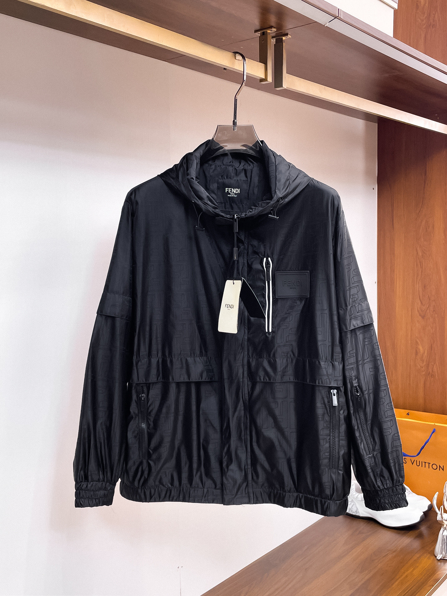 NO:761847,Fendi official website, same style, complete with three labels, on sale in advance. 2026 spring new men's jacket, complete with three labels, high-end version. Custom-made fabrics at the counter. Highly breathable and comfortable, impeccable details, brand element design concept, reflecting high quality. Delicate and soft feel. Casual tailoring, awesome upper body size. M～3XL,,,fendi,jackets & coats,jackets & coats,19860909芬迪 官网同款,三标齐全,提前发售 2026春季新款男士夹克外套,原单三标齐全高端版本 专柜定制面料 透气舒适度高,细节无可挑剔,品牌元素设计理念,体现高品质.手感细腻柔软 呈现休闲裁剪,上身版型超赞 码数M～3XL,,,fendi,jackets & coats,jackets & coats,,Men's clothing