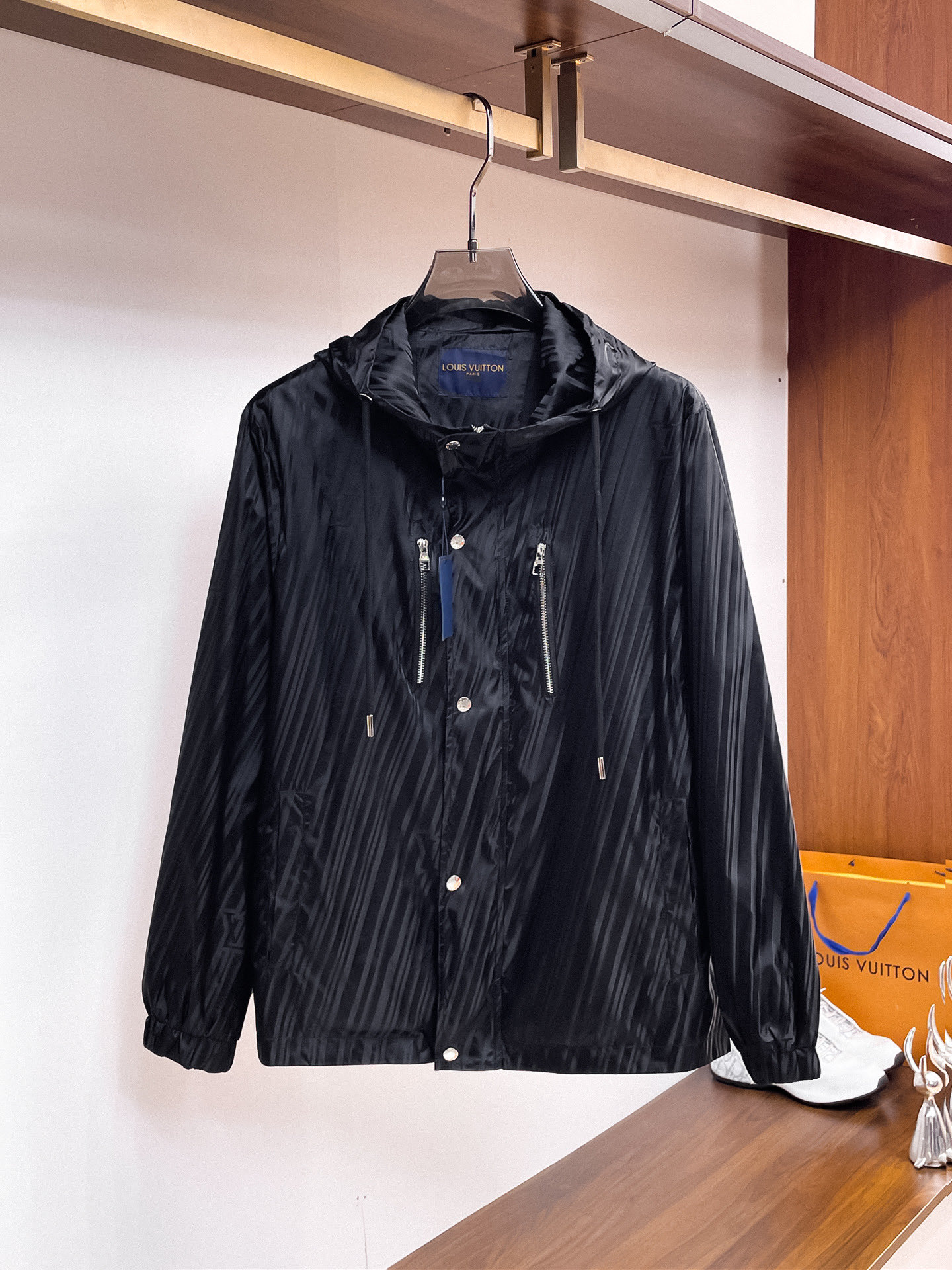 NO:761852,Same style as LV official website, complete with three labels, sold in advance. 2026 spring new men's jacket, complete with three labels, high-end version. Custom-made fabrics at the counter. Highly breathable and comfortable, impeccable details, brand element design concept, reflecting high quality. Delicate and soft feel. Casual tailoring, awesome upper body size. M～3XL,,,,louis vuitton,jackets & coats,jackets & coats,19860909LV 官网同款,三标齐全,提前发售 2026春季新款男士夹克外套,原单三标齐全高端版本 专柜定制面料 透气舒适度高,细节无可挑剔,品牌元素设计理念,体现高品质.手感细腻柔软 呈现休闲裁剪,上身版型超赞 码数M～3XL,,,louis vuitton,jackets & coats,jackets & coats,,Men's clothing