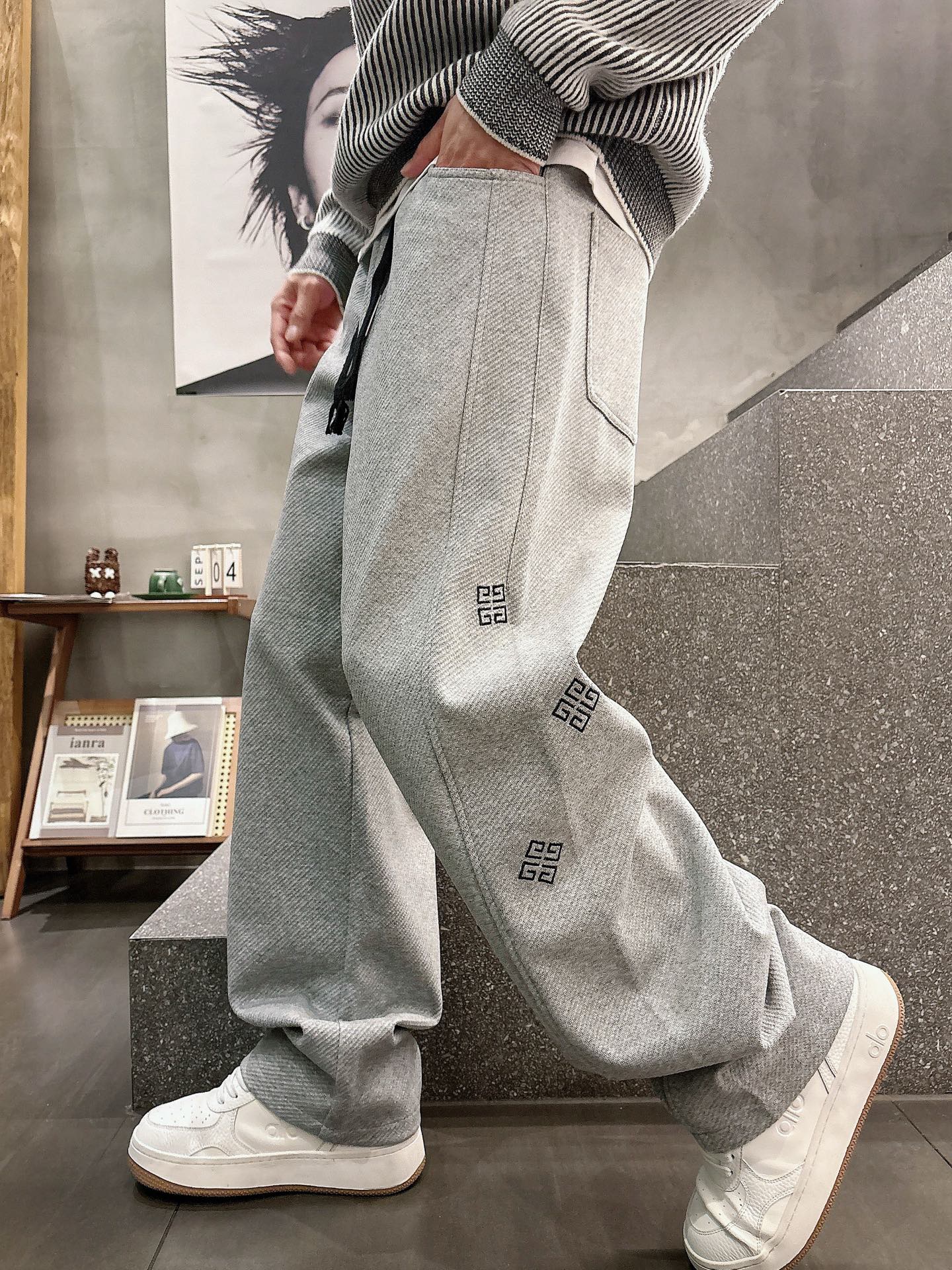 NO:599433,Givenchy 2025 new autumn and winter casual pants!  On sale simultaneously on the official website. Brand classic LOGO casual pants, customized fabrics, excellent comfort, strong touch. Highly recognizable, perfect appearance and craftsmanship. Sizes M-3XL, givenchy, alexander wang19860909纪梵希2025秋冬新款休闲裤！官网同步发售.品牌经典LOGO休闲裤 ,定制面料,舒适度极好,手触感强烈.辨识度极高,完美品相工艺. 尺码M-3XL,,givenchy,alexander wang,Men's clothing