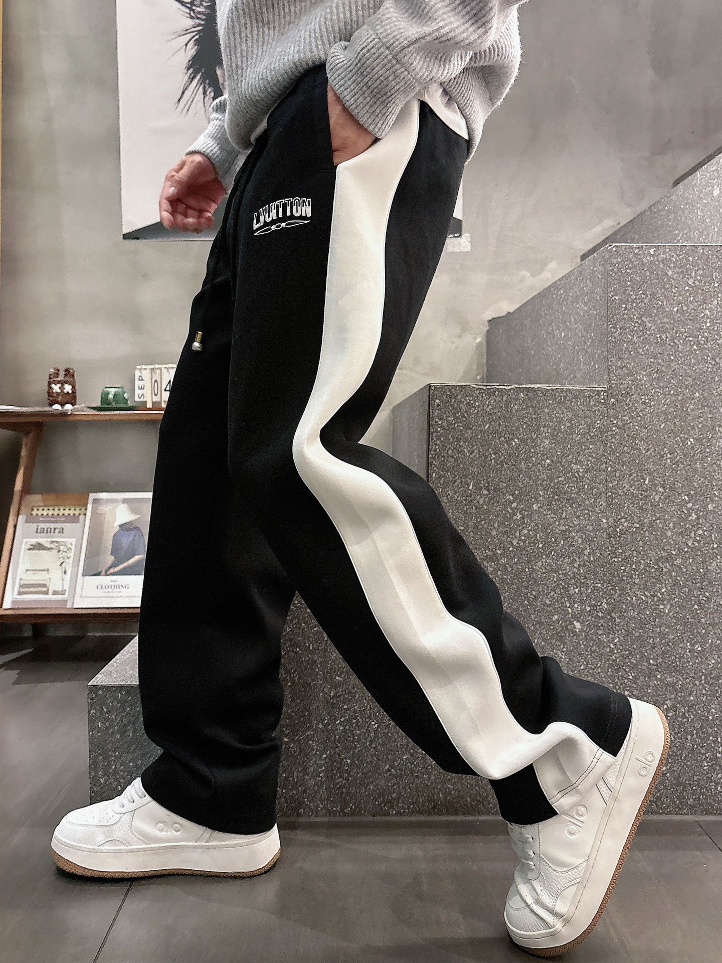 NO:599435,LV 2025 new autumn and winter casual pants!  On sale simultaneously on the official website. The brand's classic LOGO casual pants, customized fabrics, extremely comfortable, strong touch. Highly recognizable, perfect appearance and craftsmanship. Sizes M-3XL, Louis Vuitton, Alexander Wang19860909LV 2025秋冬新款休闲裤！官网同步发售.品牌经典LOGO休闲裤 ,定制面料,舒适度极好,手触感强烈.辨识度极高,完美品相工艺. 尺码M-3XL,,louis vuitton,alexander wang,Men's clothing