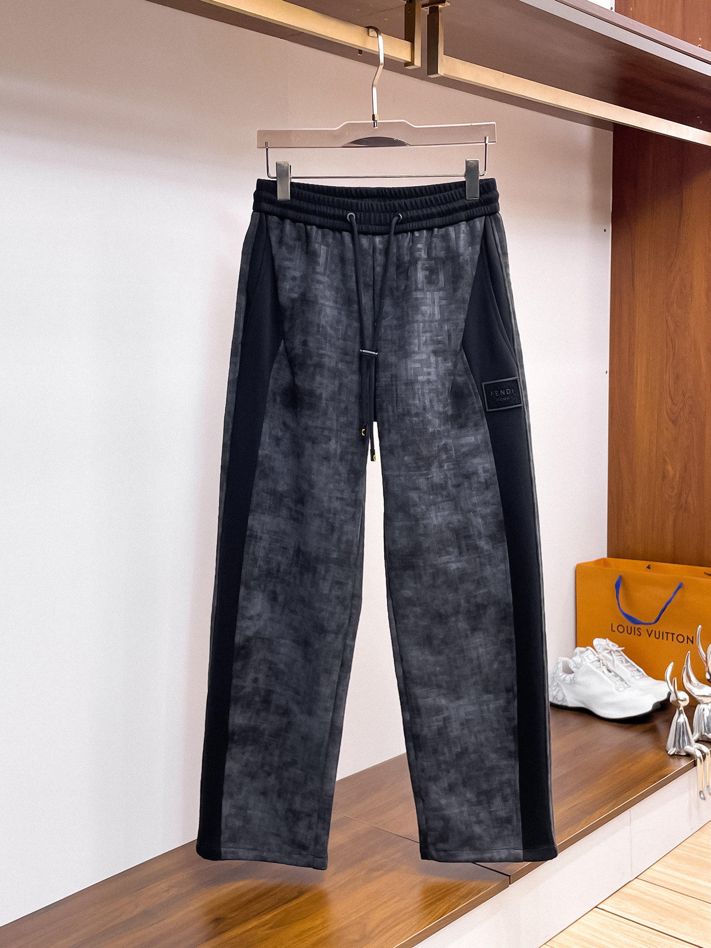 NO:527157,Fendi 2025 autumn and winter new casual pants!  The official website is released simultaneously. The brand's classic LOGO casual pants, customized fabric, excellent comfort, strong hand touch. Extremely recognizable, perfect quality craftsmanship. Size M-3XL, fendi, alexander wang19860909芬迪2025秋冬新款休闲裤！官网同步发售.品牌经典LOGO休闲裤 ,定制面料,舒适度极好,手触感强烈.辨识度极高,完美品相工艺. 尺码M-3XL,,fendi,alexander wang,Men's clothing