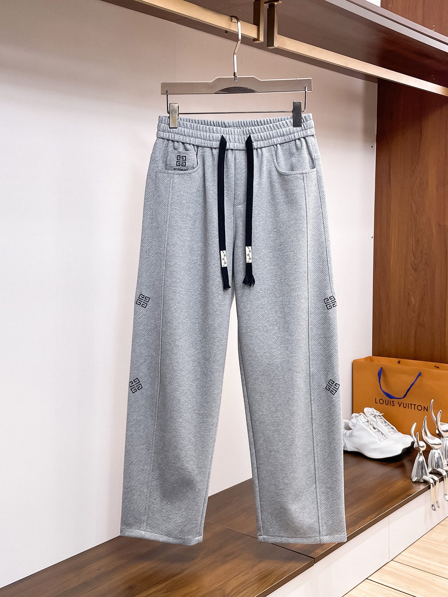 NO:527159,Givenchy's new autumn and winter casual pants 2025!  The official website is released simultaneously. The brand's classic LOGO casual pants, customized fabric, excellent comfort and strong hand touch. Very high recognition and perfect quality craftsmanship. Size M-3XL, given, alexander wang19860909纪梵希2025秋冬新款休闲裤！官网同步发售.品牌经典LOGO休闲裤 ,定制面料,舒适度极好,手触感强烈.辨识度极高,完美品相工艺. 尺码M-3XL,,givenchy,alexander wang,Men's clothing