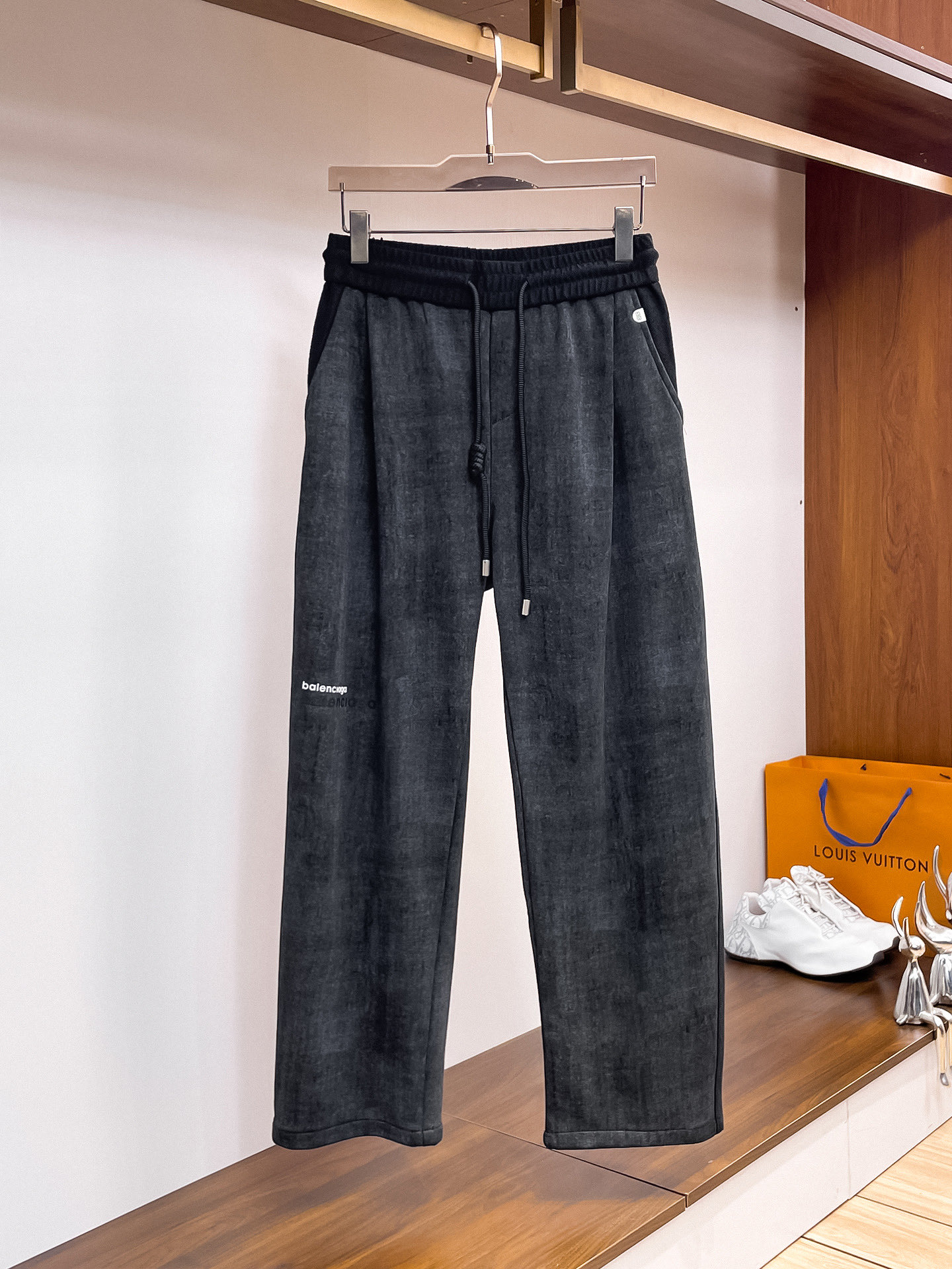 NO:527160,Balenciaga 2025 autumn and winter new casual pants!  The official website is released simultaneously. The brand's classic LOGO casual pants, customized fabric, excellent comfort, strong hand touch. Extremely recognizable, perfect quality craftsmanship. Size M-3XL, balenciaga, alexander wang19860909巴黎世家2025秋冬新款休闲裤！官网同步发售.品牌经典LOGO休闲裤 ,定制面料,舒适度极好,手触感强烈.辨识度极高,完美品相工艺. 尺码M-3XL,,balenciaga,alexander wang,Men's clothing