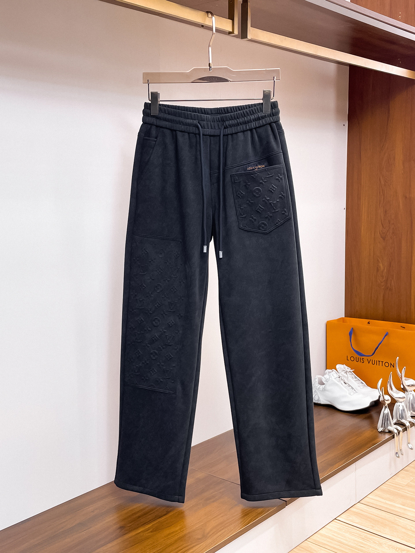 NO:527161,LV2025 autumn and winter new casual pants!  The official website is released simultaneously. The brand's classic LOGO casual pants, customized fabric, excellent comfort, strong hand touch. Extremely recognizable, perfect quality craftsmanship. Size M-3XL,,louis vuitton,alexander wang19860909LV2025秋冬新款休闲裤！官网同步发售.品牌经典LOGO休闲裤 ,定制面料,舒适度极好,手触感强烈.辨识度极高,完美品相工艺. 尺码M-3XL,,louis vuitton,alexander wang,Men's clothing