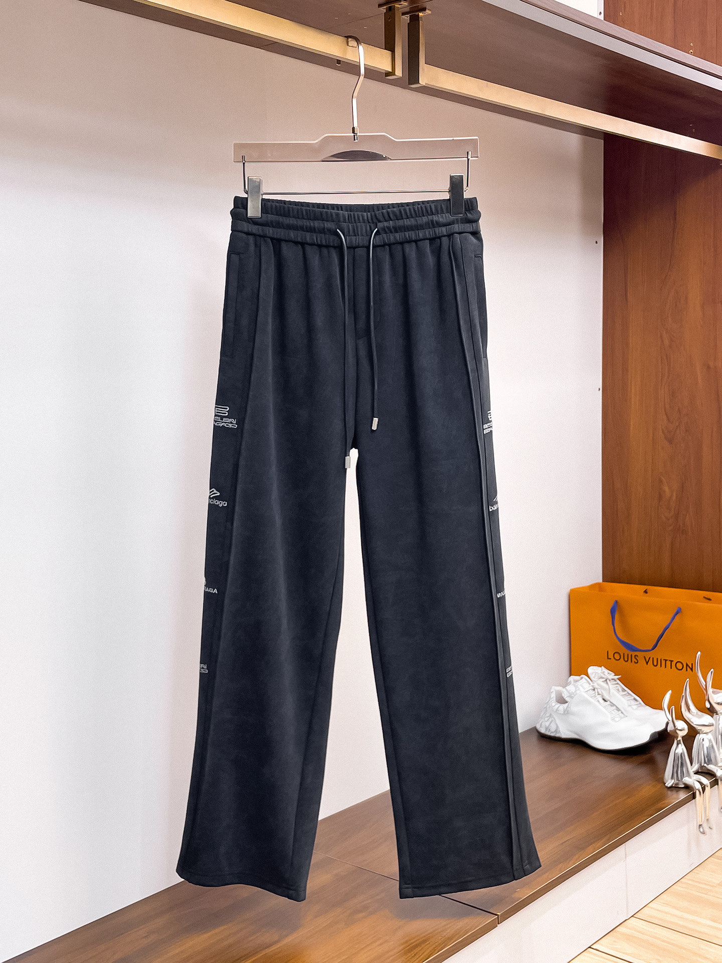 NO:527162,Balenciaga 2025 autumn and winter new casual pants!  The official website is released simultaneously. The brand's classic LOGO casual pants, customized fabric, excellent comfort, strong hand touch. Extremely recognizable, perfect quality craftsmanship. Size M-3XL, balenciaga, alexander wang19860909巴黎世家2025秋冬新款休闲裤！官网同步发售.品牌经典LOGO休闲裤 ,定制面料,舒适度极好,手触感强烈.辨识度极高,完美品相工艺. 尺码M-3XL,,balenciaga,alexander wang,Men's clothing