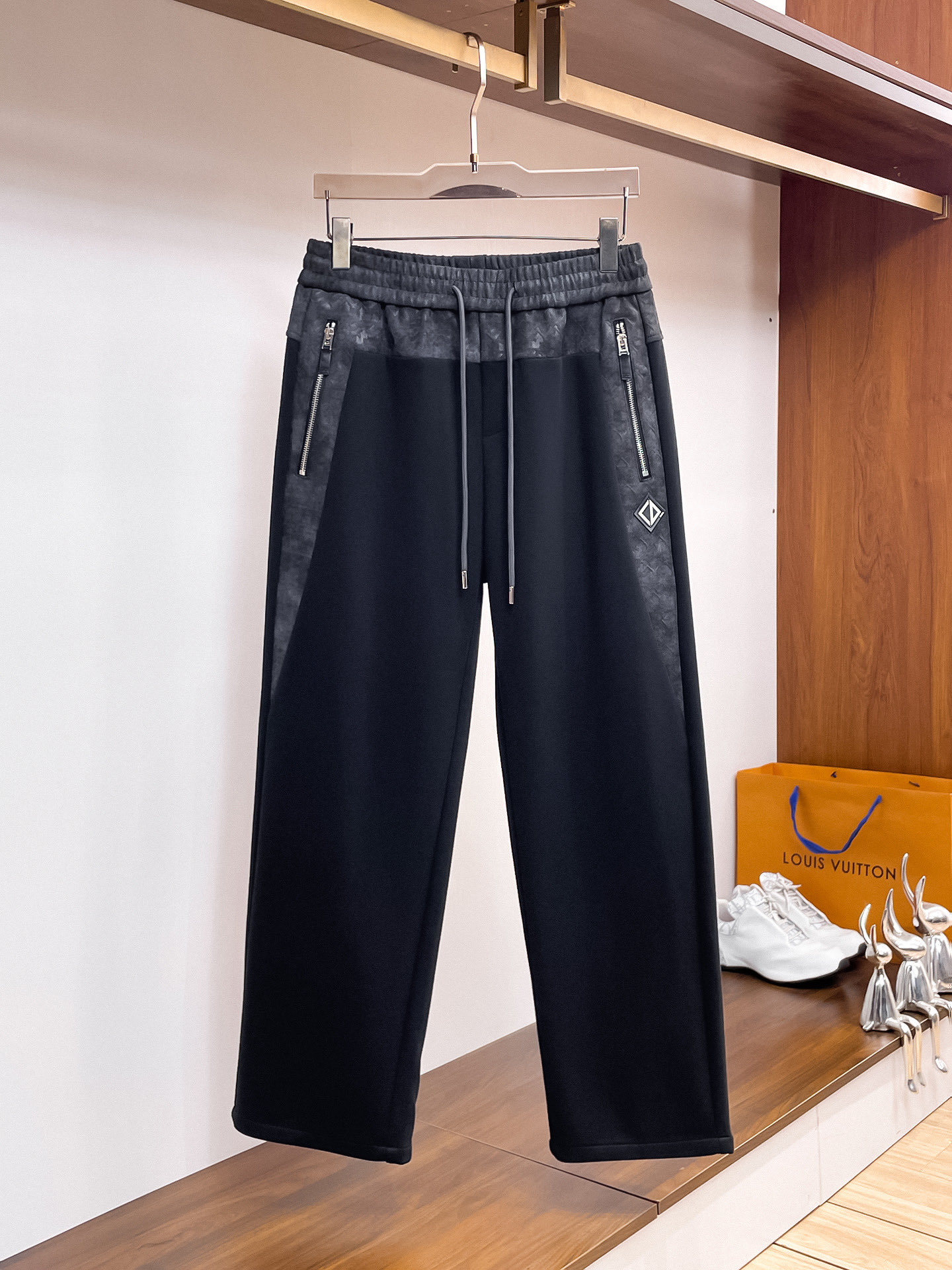 NO:527164,Dior 2025 autumn and winter new casual pants!  The official website is released simultaneously. The brand's classic LOGO casual pants, customized fabric, excellent comfort and strong hand touch. Very high recognition and perfect quality craftsmanship. Size M-3XL, dior, alexander wang19860909迪奥2025秋冬新款休闲裤！官网同步发售.品牌经典LOGO休闲裤 ,定制面料,舒适度极好,手触感强烈.辨识度极高,完美品相工艺. 尺码M-3XL,,dior,alexander wang,Men's clothing
