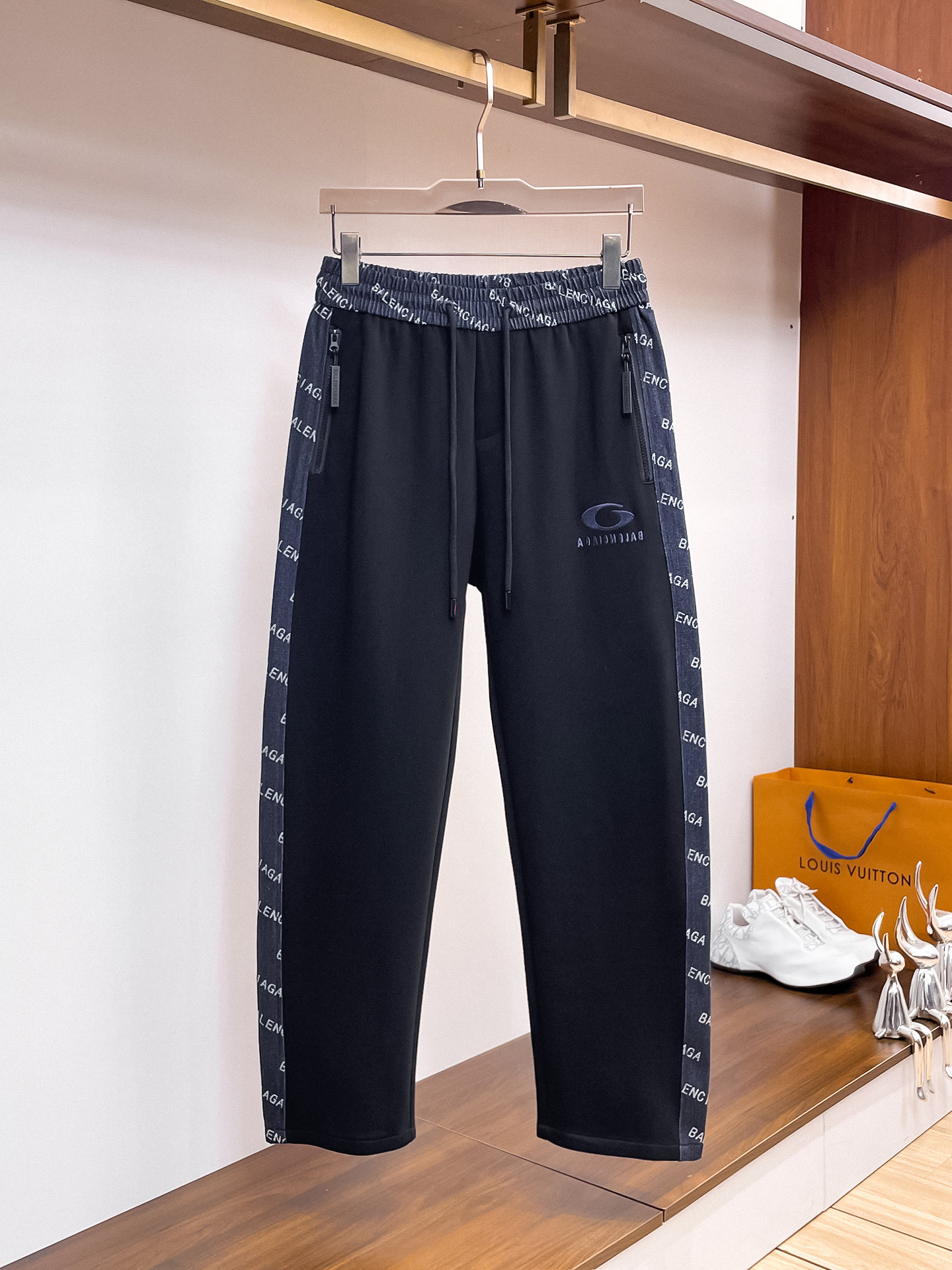 NO:527165,Balenciaga 2025 autumn and winter new casual pants!  The official website is released simultaneously. The brand's classic LOGO casual pants, customized fabric, excellent comfort, strong hand touch. Extremely recognizable, perfect quality craftsmanship. Size M-3XL, balenciaga, alexander wang19860909巴黎世家2025秋冬新款休闲裤！官网同步发售.品牌经典LOGO休闲裤 ,定制面料,舒适度极好,手触感强烈.辨识度极高,完美品相工艺. 尺码M-3XL,,balenciaga,alexander wang,Men's clothing