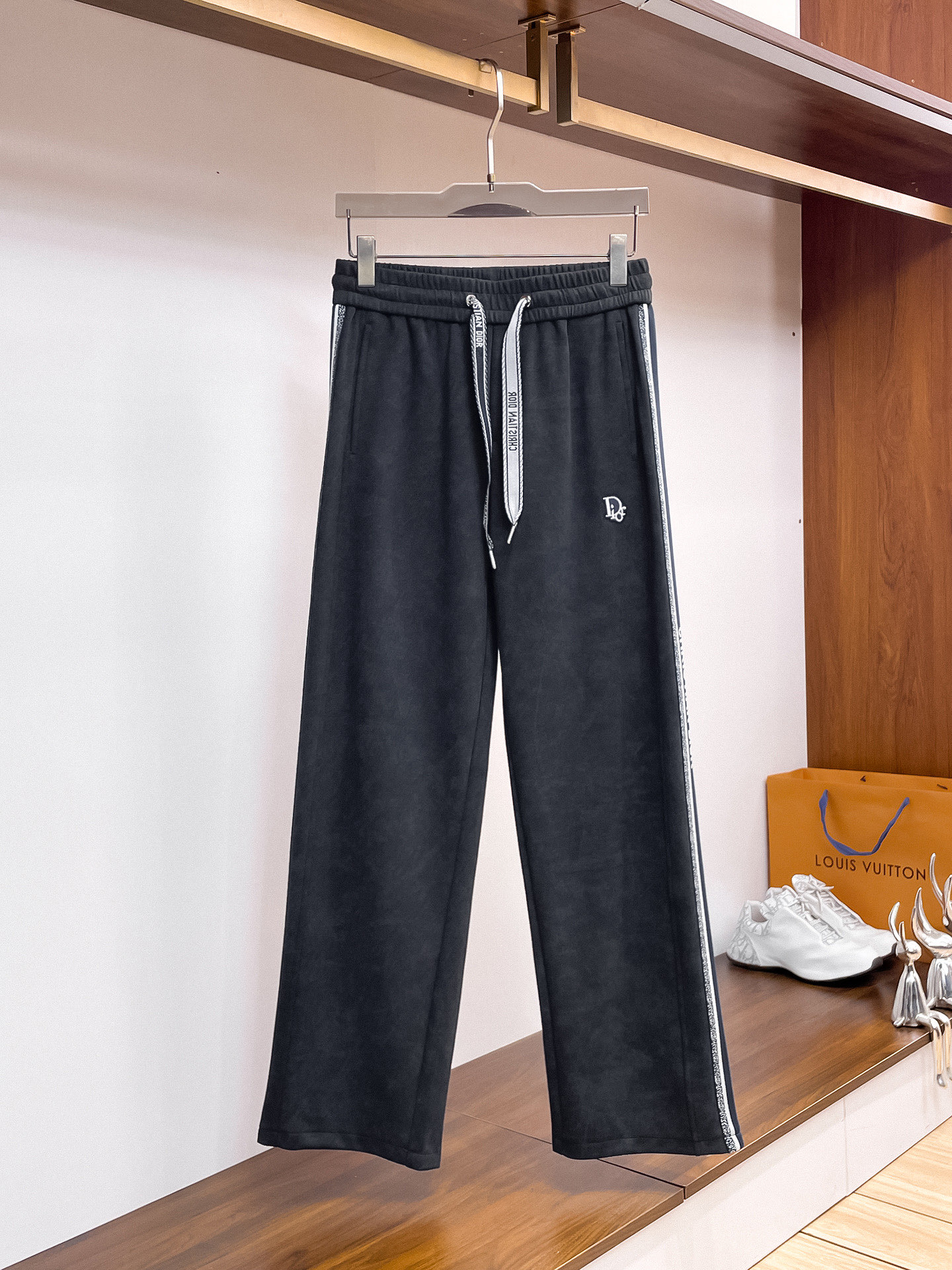 NO:527166,Dior 2025 autumn and winter new casual pants!  The official website is released simultaneously. The brand's classic LOGO casual pants, customized fabric, excellent comfort and strong hand touch. Very high recognition and perfect quality craftsmanship. Size M-3XL, dior, alexander wang19860909迪奥2025秋冬新款休闲裤！官网同步发售.品牌经典LOGO休闲裤 ,定制面料,舒适度极好,手触感强烈.辨识度极高,完美品相工艺. 尺码M-3XL,,dior,alexander wang,Men's clothing