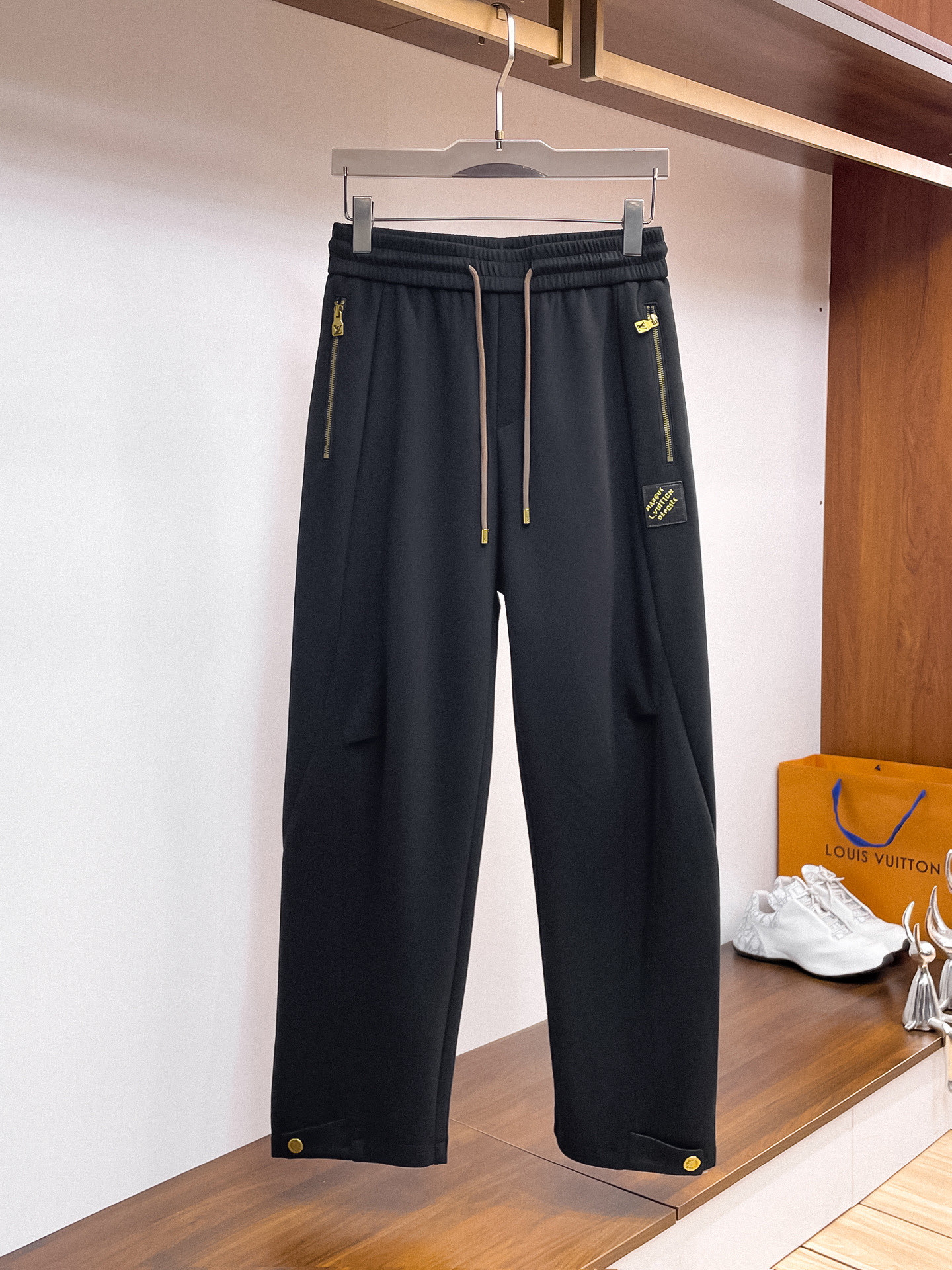 NO:527167,LV2025 autumn and winter new casual pants!  The official website is released simultaneously. The brand's classic LOGO casual pants, customized fabric, excellent comfort, strong hand touch. Extremely recognizable, perfect quality craftsmanship. Size M-3XL,,louis vuitton,alexander wang19860909LV2025秋冬新款休闲裤！官网同步发售.品牌经典LOGO休闲裤 ,定制面料,舒适度极好,手触感强烈.辨识度极高,完美品相工艺. 尺码M-3XL,,louis vuitton,alexander wang,Men's clothing