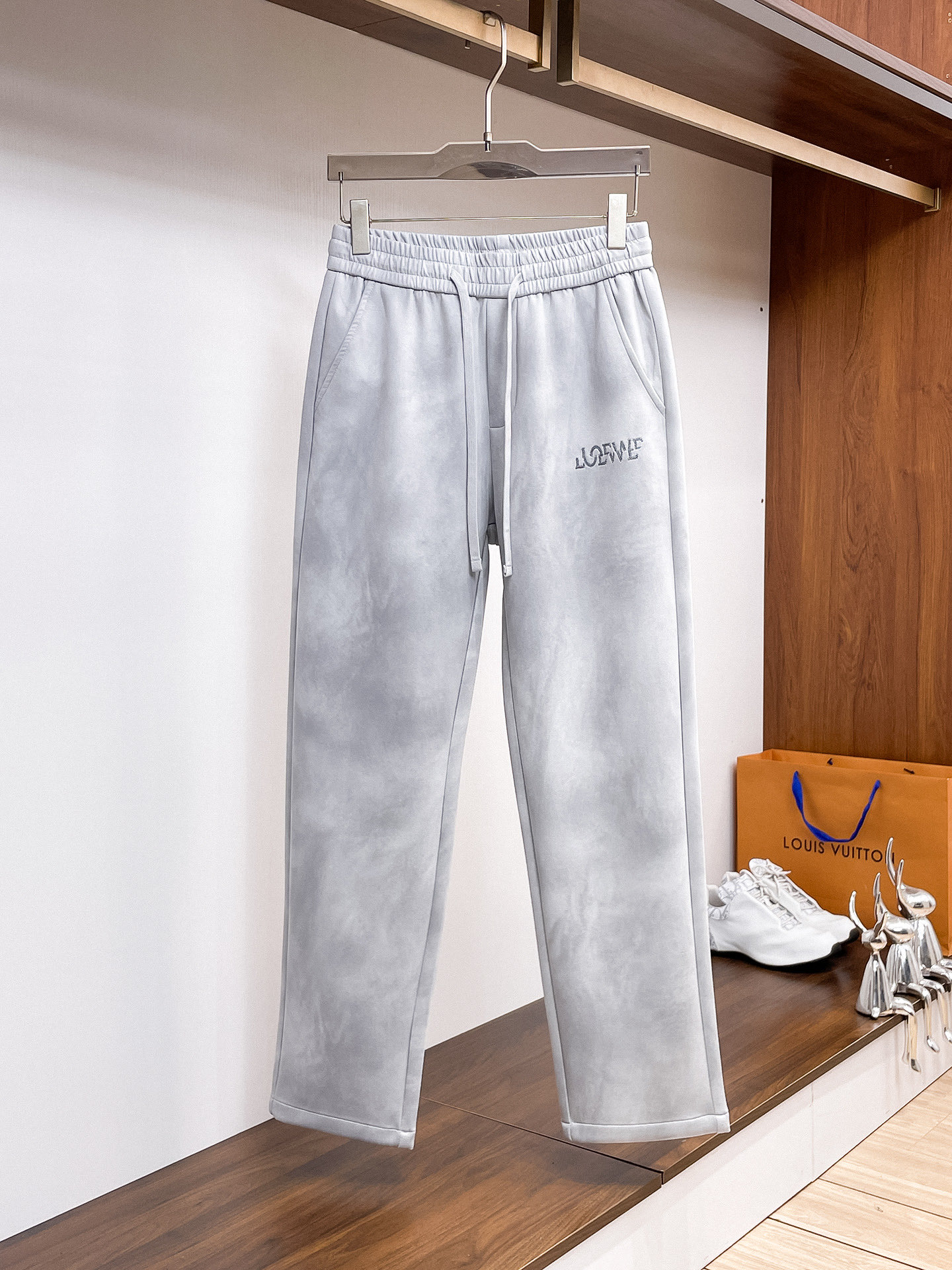 NO:527170,Luo Yiwei's new autumn and winter casual pants!  The official website is released simultaneously. The brand's classic LOGO casual pants, customized fabric, excellent comfort, strong hand touch. Very high recognition, perfect quality craftsmanship. Size M-3XL, loewe, alexander wang19860909罗意威2025秋冬新款休闲裤！官网同步发售.品牌经典LOGO休闲裤 ,定制面料,舒适度极好,手触感强烈.辨识度极高,完美品相工艺. 尺码M-3XL,,loewe,alexander wang,Men's clothing