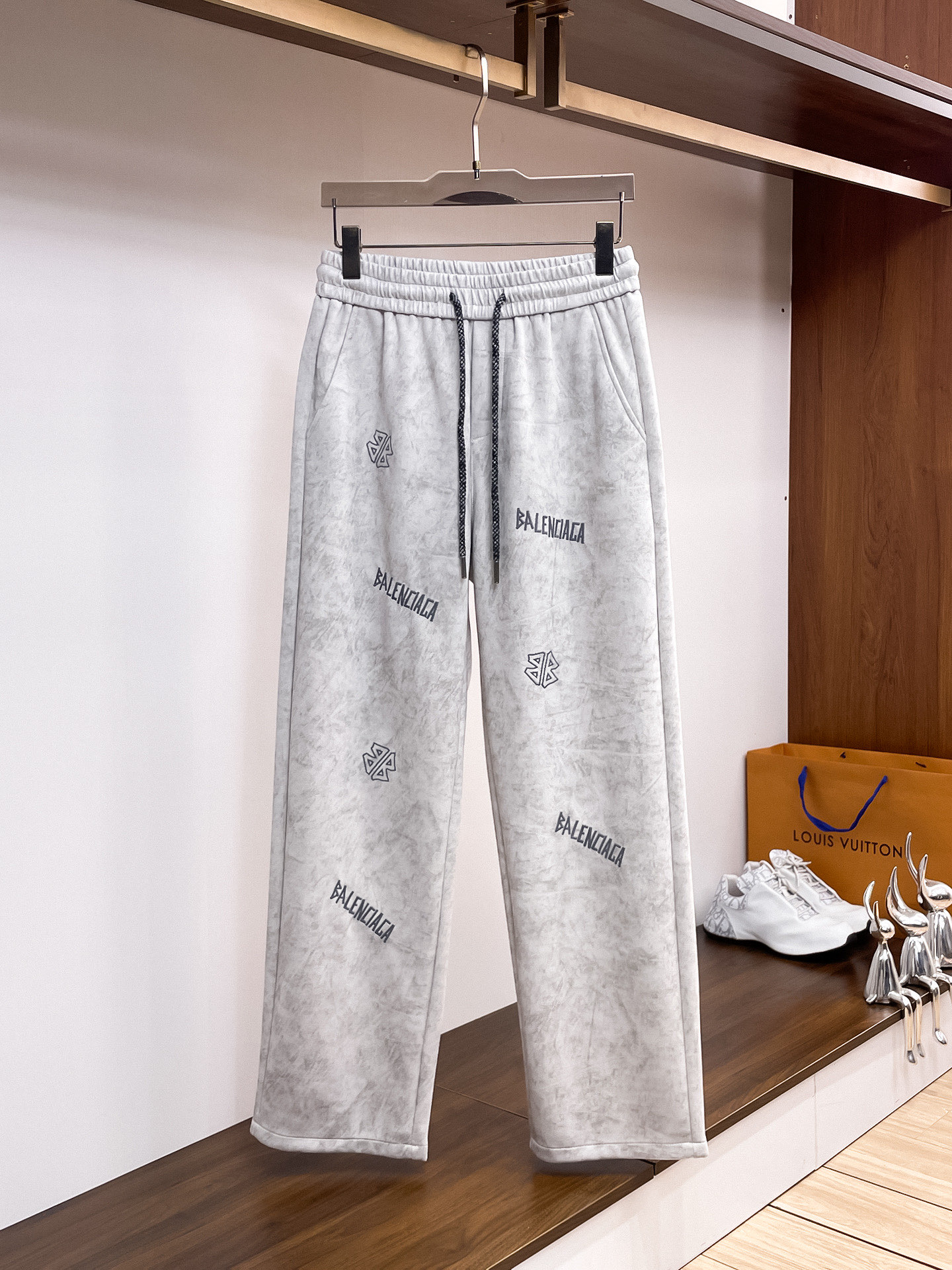 NO:527173,Balenciaga 2025 autumn and winter new casual pants!  The official website is released simultaneously. The brand's classic LOGO casual pants, customized fabric, excellent comfort, strong hand touch. Extremely recognizable, perfect quality craftsmanship. Size M-3XL, balenciaga, alexander wang19860909巴黎世家2025秋冬新款休闲裤！官网同步发售.品牌经典LOGO休闲裤 ,定制面料,舒适度极好,手触感强烈.辨识度极高,完美品相工艺. 尺码M-3XL,,balenciaga,alexander wang,Men's clothing